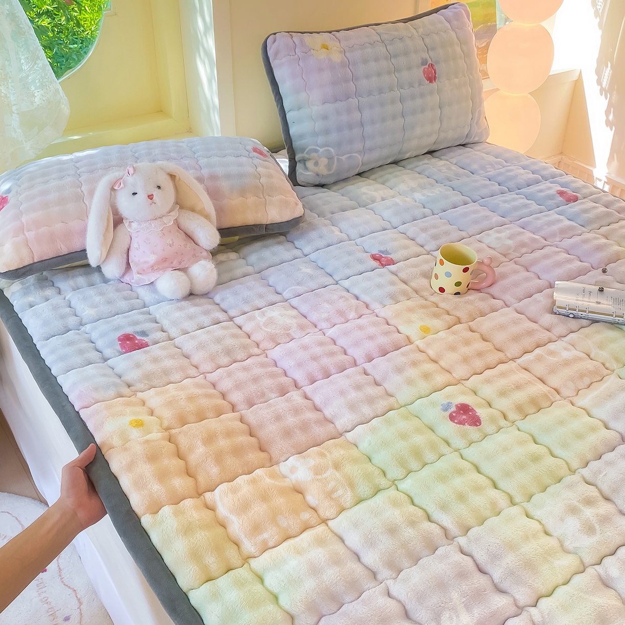91家纺网 家纺一手货源 找家纺 眠势力 2025新款牛奶绒泡泡床垫加绒仿兔毛绒床褥子秋冬保暖珊瑚绒夹棉床护垫 草莓KT