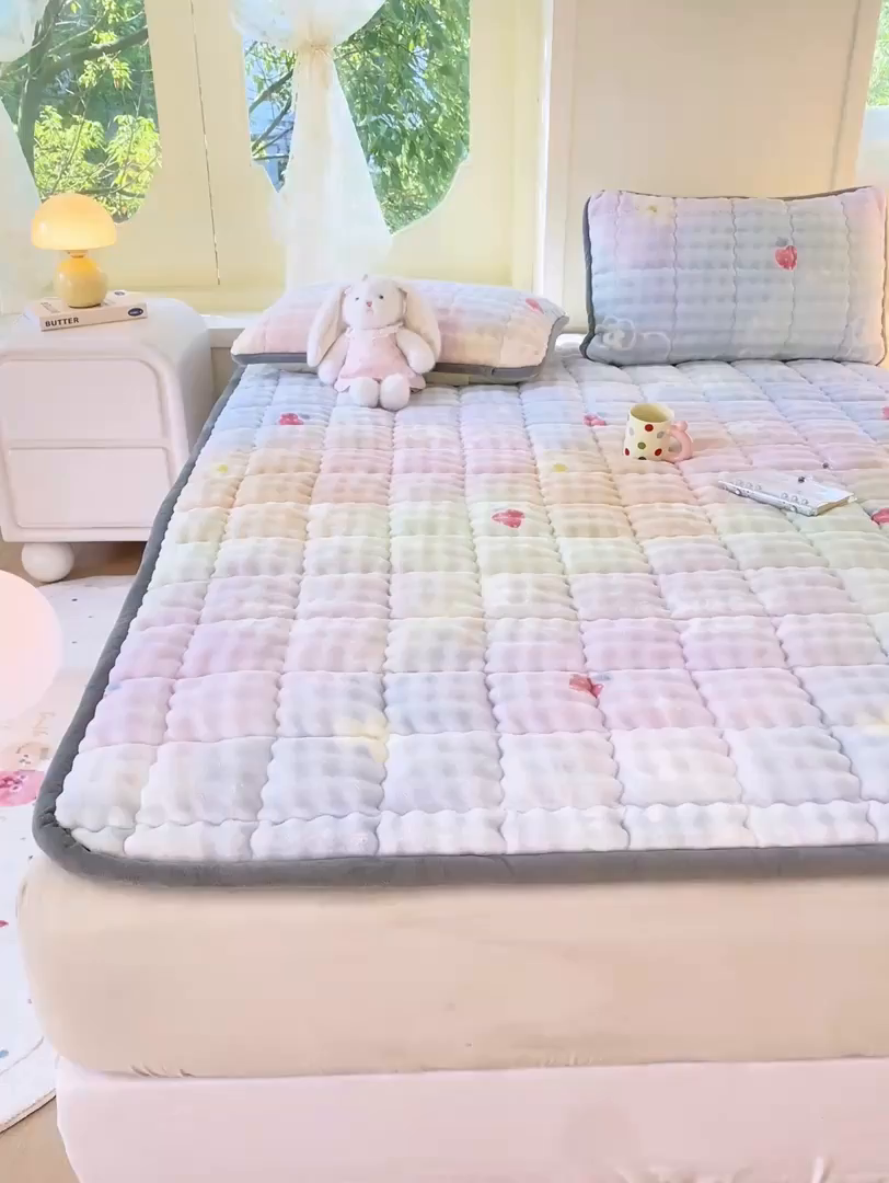 91家纺网 家纺一手货源 找家纺 眠势力 2025新款牛奶绒泡泡床垫加绒仿兔毛绒床褥子秋冬保暖珊瑚绒夹棉床护垫 草莓KT