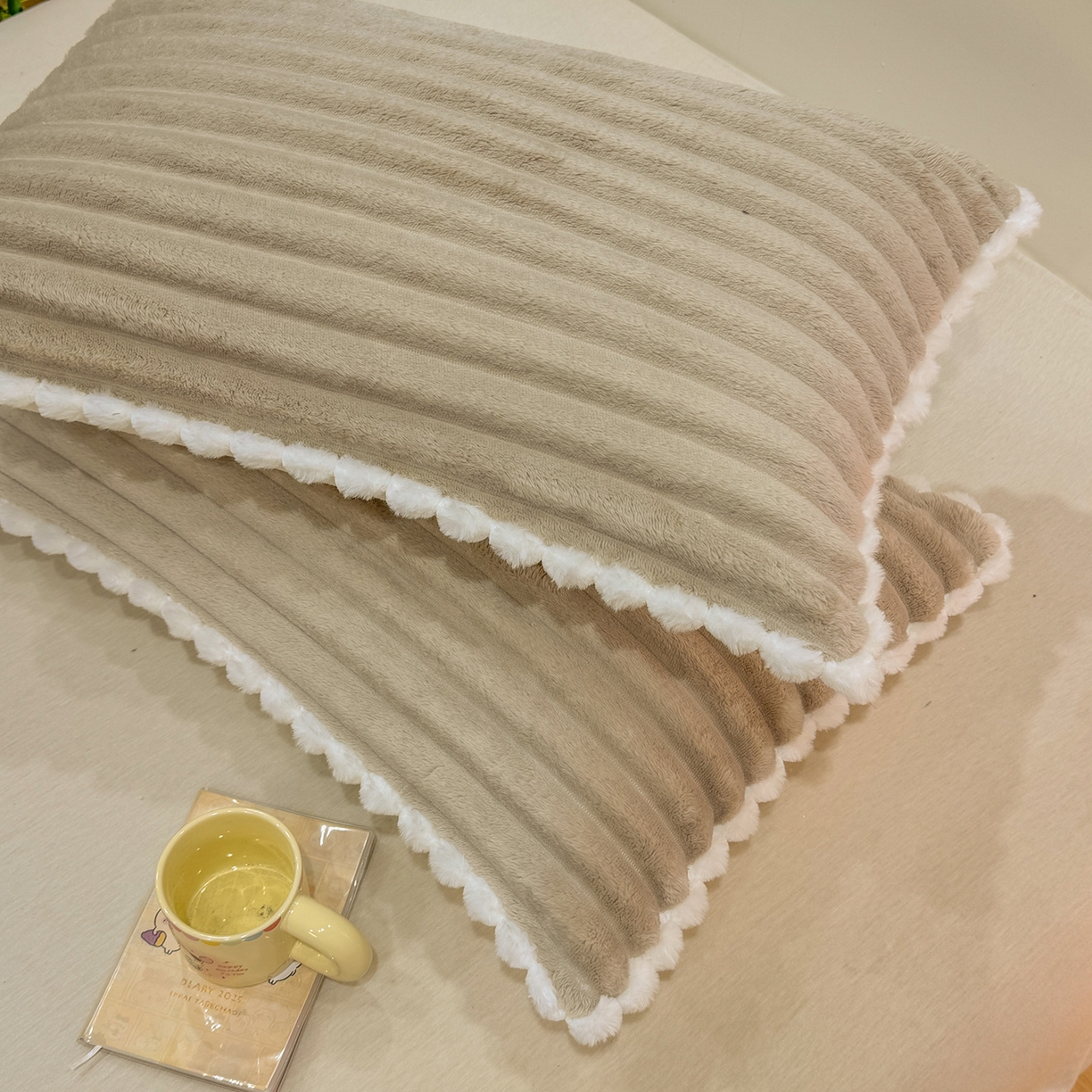 91家纺网 家纺一手货源 找家纺 眠势力 2025新款高克重牛奶绒球球枕套抽条兔毛绒小毛球加厚雪球枕头套拉链款 云朵雪球毯-咖