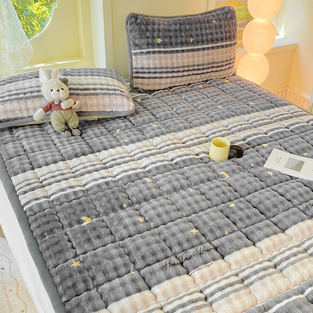 91家纺网 家纺一手货源 找家纺 眠势力 2025新款牛奶绒泡泡床垫加绒仿兔毛绒床褥子秋冬保暖珊瑚绒夹棉床护垫 繁星