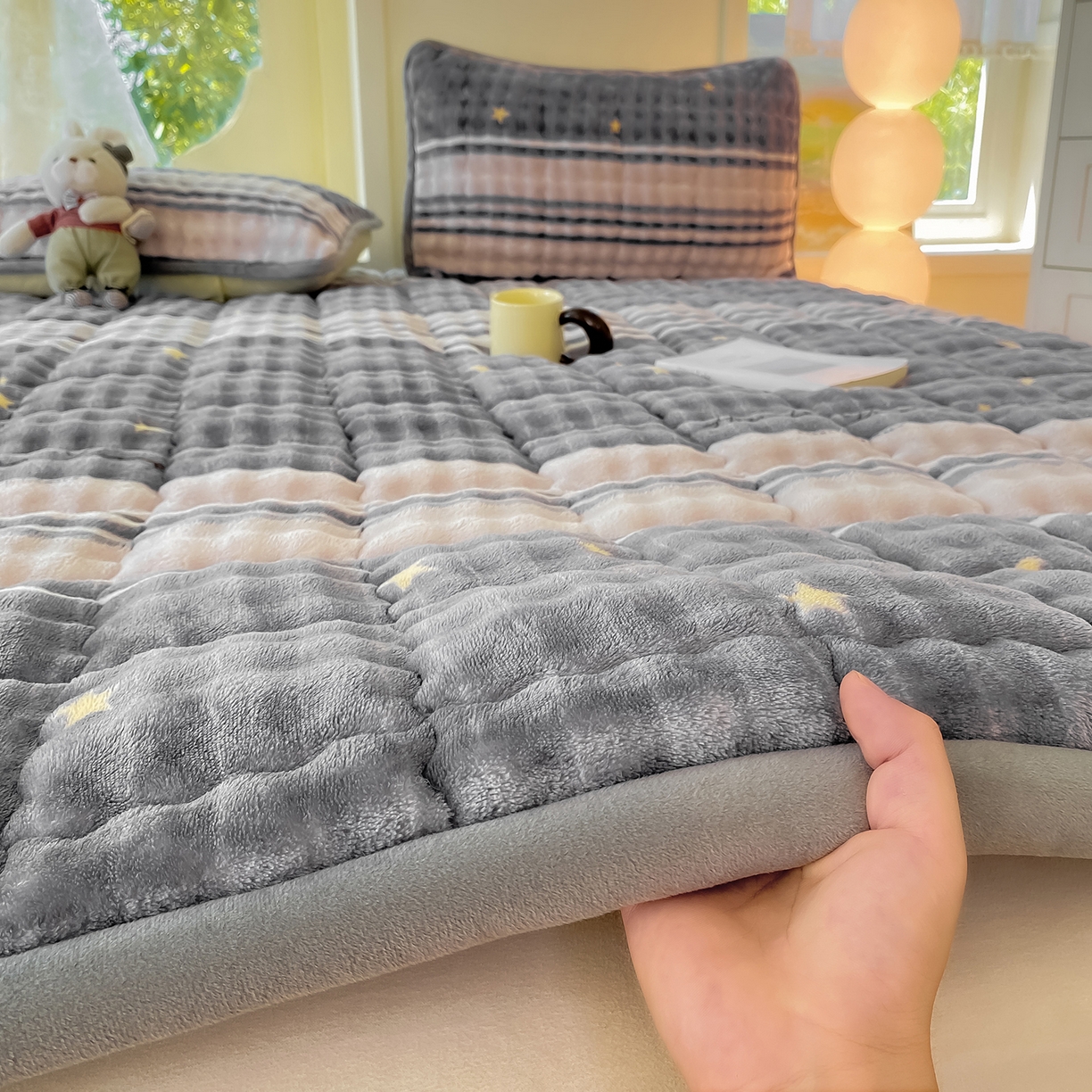 91家纺网 家纺一手货源 找家纺 眠势力 2025新款牛奶绒泡泡床垫加绒仿兔毛绒床褥子秋冬保暖珊瑚绒夹棉床护垫 繁星