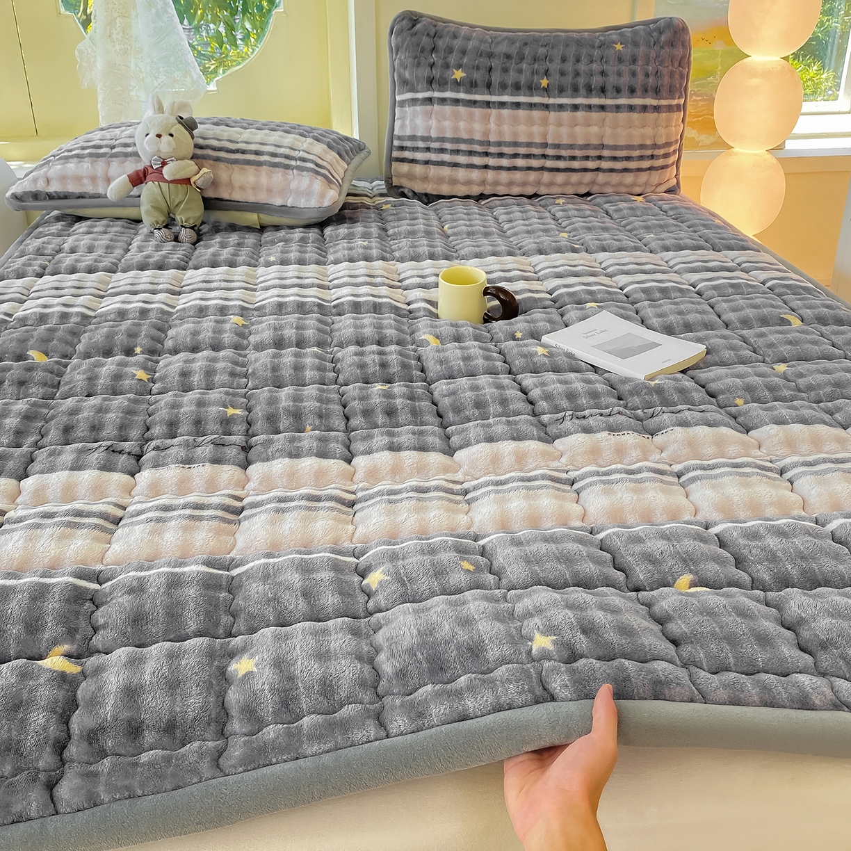 91家纺网 家纺一手货源 找家纺 眠势力 2025新款牛奶绒泡泡床垫加绒仿兔毛绒床褥子秋冬保暖珊瑚绒夹棉床护垫 繁星