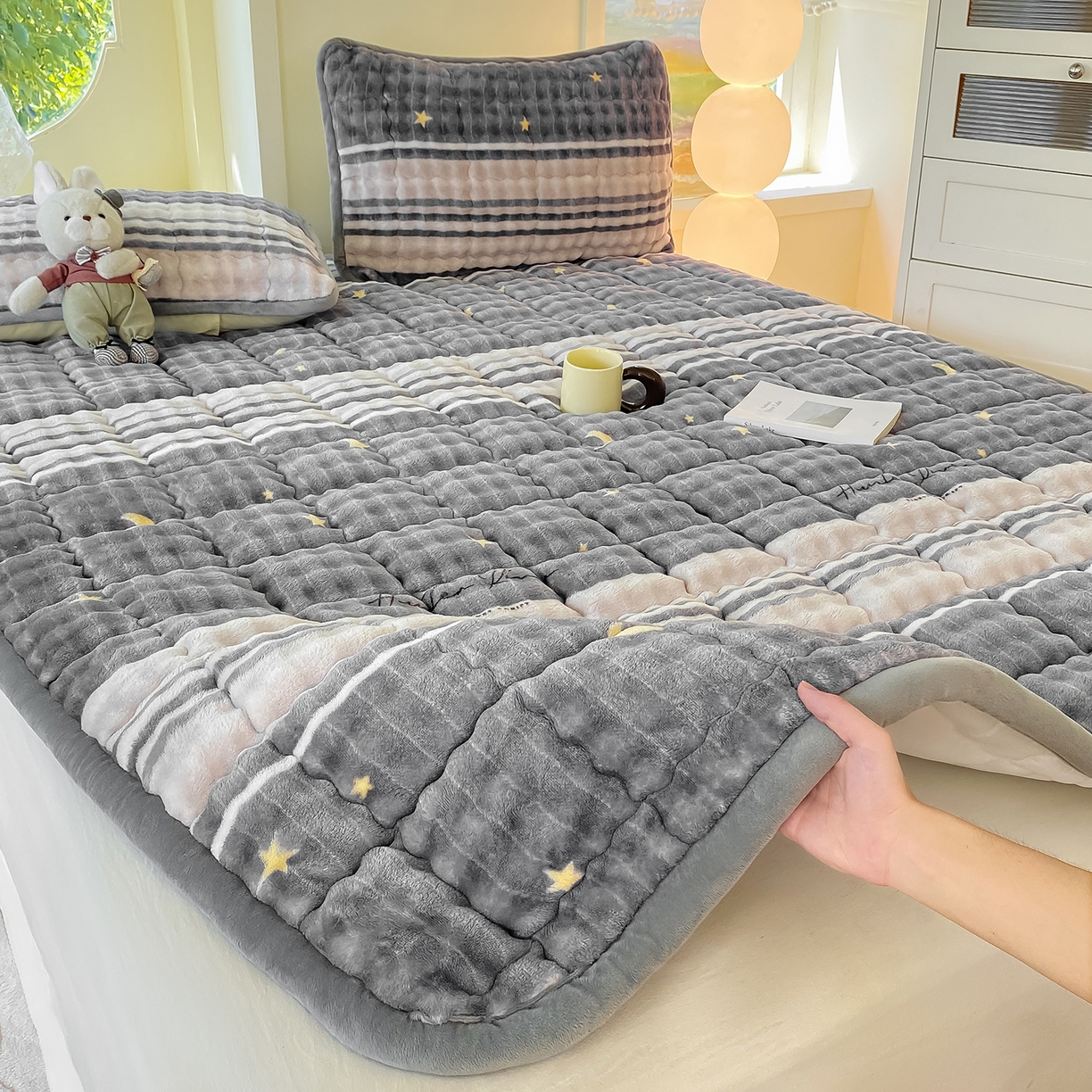 91家纺网 家纺一手货源 找家纺 眠势力 2025新款牛奶绒泡泡床垫加绒仿兔毛绒床褥子秋冬保暖珊瑚绒夹棉床护垫 繁星