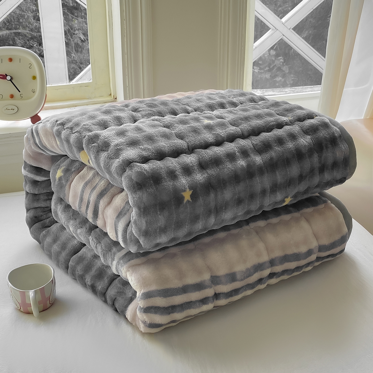 91家纺网 家纺一手货源 找家纺 眠势力 2025新款牛奶绒泡泡床垫加绒仿兔毛绒床褥子秋冬保暖珊瑚绒夹棉床护垫 繁星