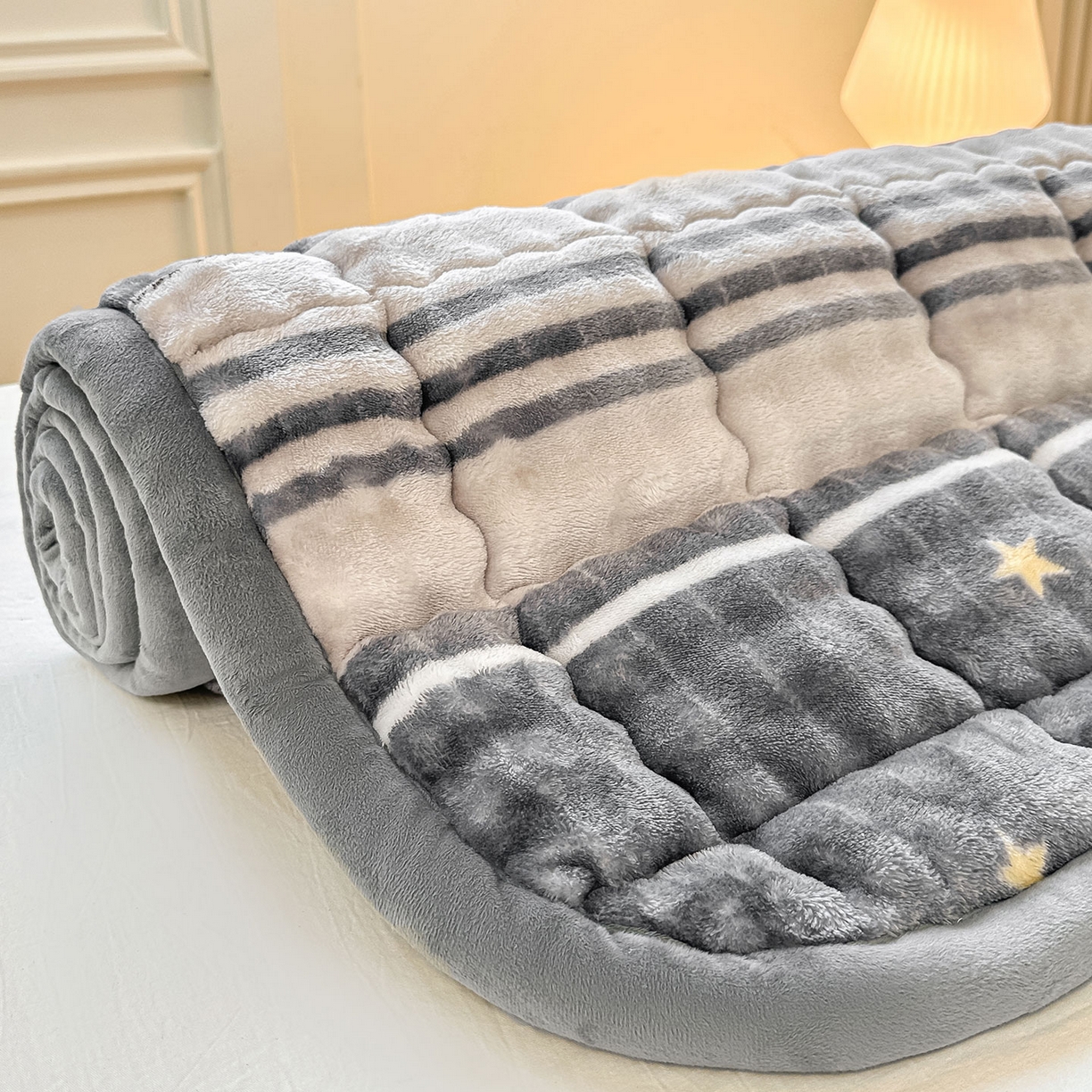 91家纺网 家纺一手货源 找家纺 眠势力 2025新款牛奶绒泡泡床垫加绒仿兔毛绒床褥子秋冬保暖珊瑚绒夹棉床护垫 繁星