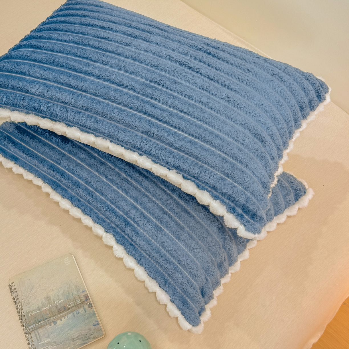 91家纺网 家纺一手货源 找家纺 眠势力 2025新款高克重牛奶绒球球枕套抽条兔毛绒小毛球加厚雪球枕头套拉链款 云朵雪球毯-蓝