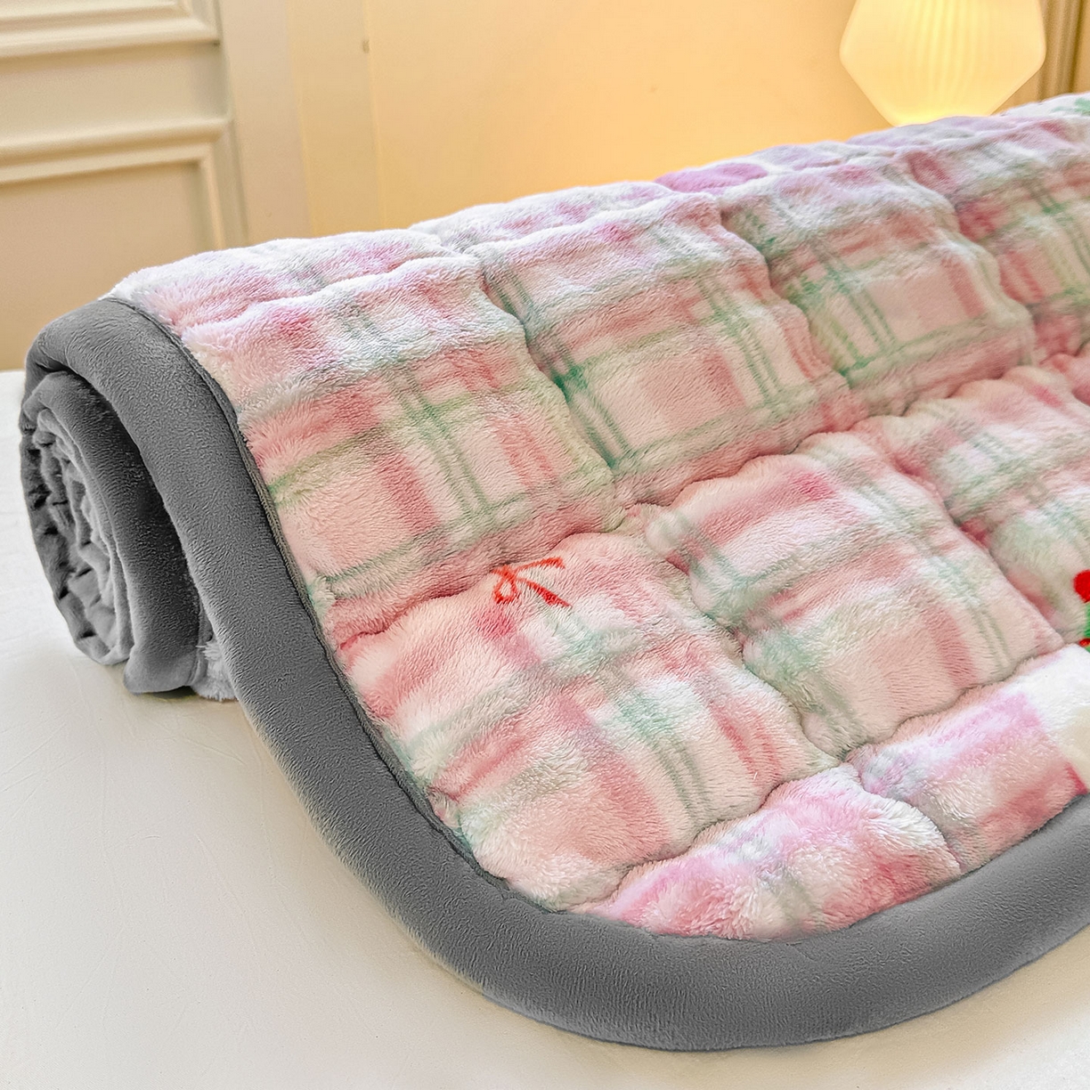 91家纺网 家纺一手货源 找家纺 眠势力 2025新款牛奶绒泡泡床垫加绒仿兔毛绒床褥子秋冬保暖珊瑚绒夹棉床护垫 格子小熊