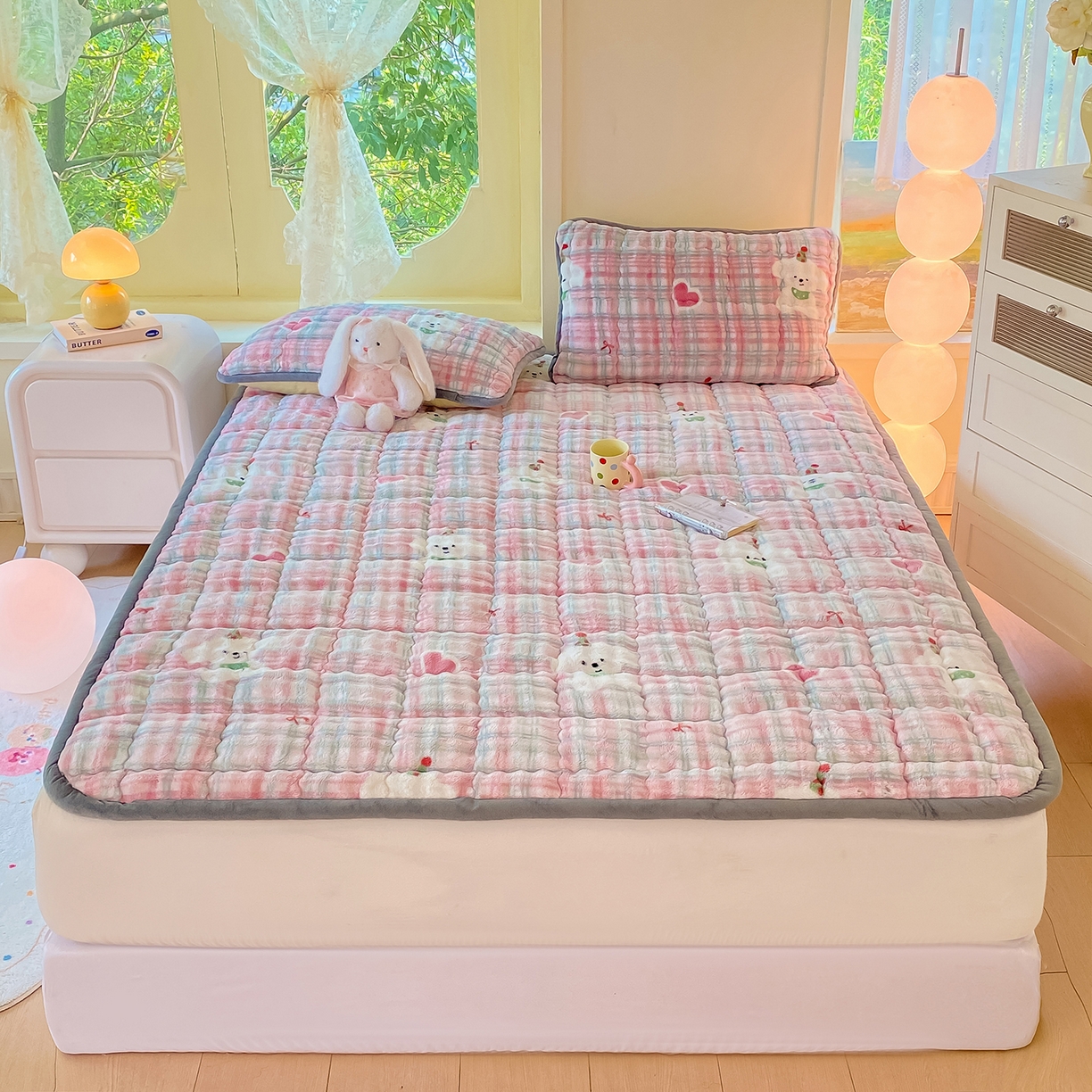 91家纺网 家纺一手货源 找家纺 眠势力 2025新款牛奶绒泡泡床垫加绒仿兔毛绒床褥子秋冬保暖珊瑚绒夹棉床护垫 格子小熊