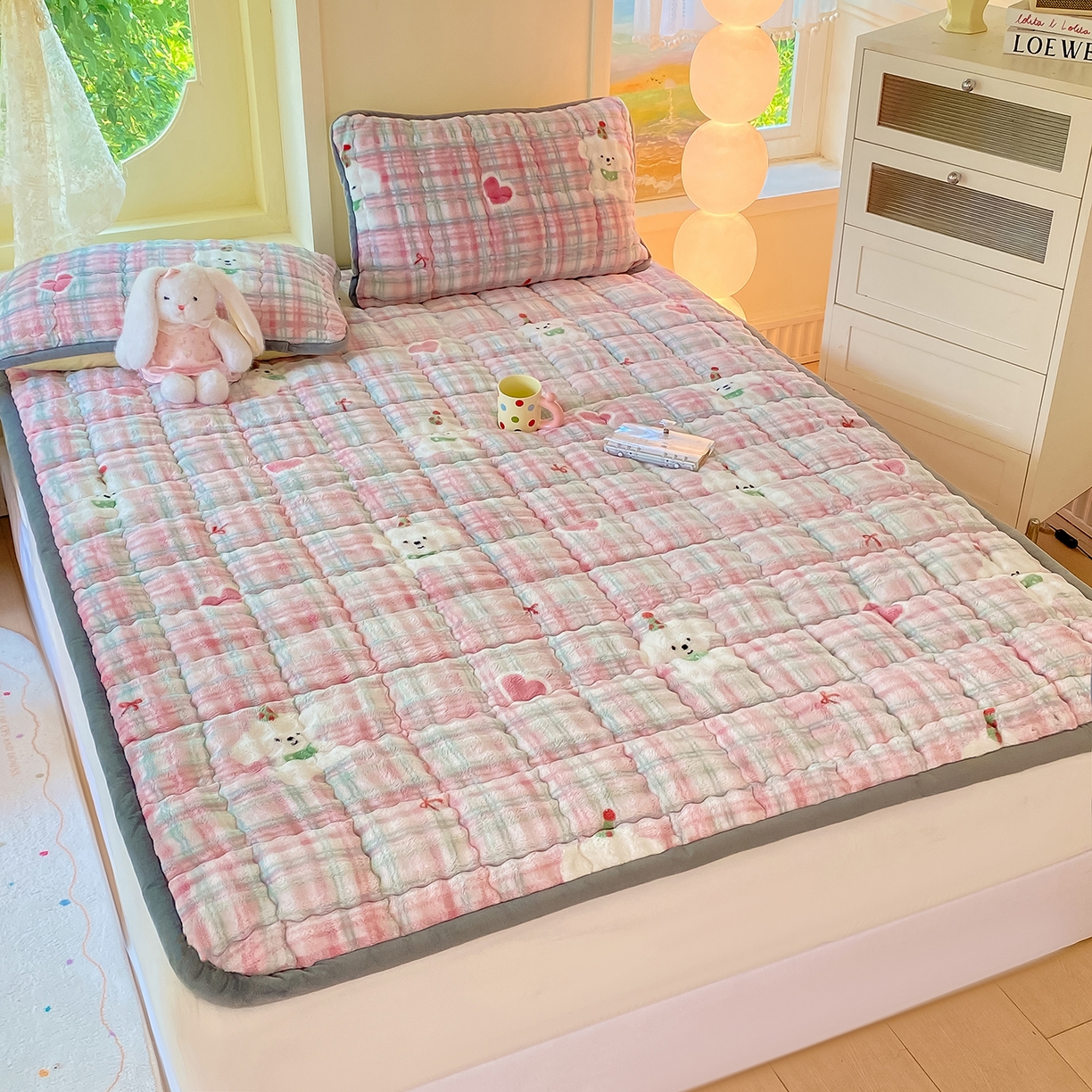 91家纺网 家纺一手货源 找家纺 眠势力 2025新款牛奶绒泡泡床垫加绒仿兔毛绒床褥子秋冬保暖珊瑚绒夹棉床护垫 格子小熊