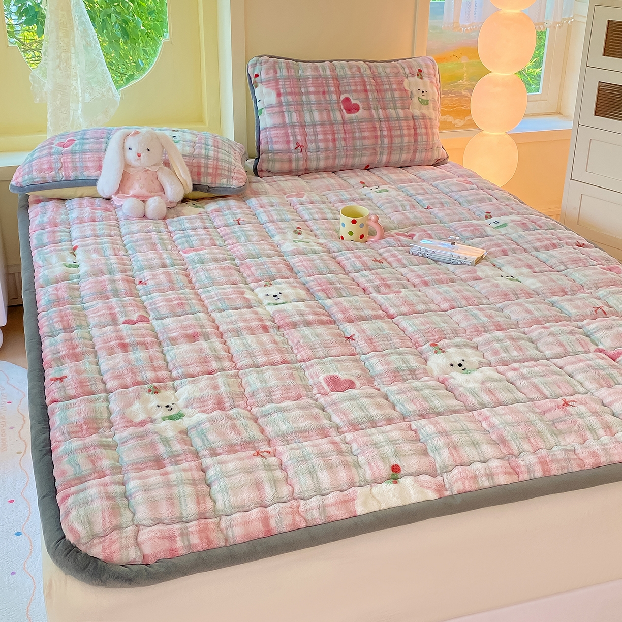 91家纺网 家纺一手货源 找家纺 眠势力 2025新款牛奶绒泡泡床垫加绒仿兔毛绒床褥子秋冬保暖珊瑚绒夹棉床护垫 格子小熊