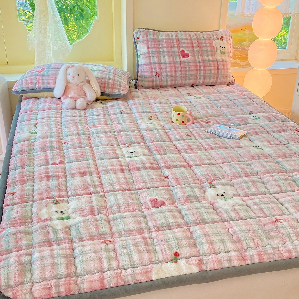 91家纺网 家纺一手货源 找家纺 眠势力 2025新款牛奶绒泡泡床垫加绒仿兔毛绒床褥子秋冬保暖珊瑚绒夹棉床护垫 格子小熊