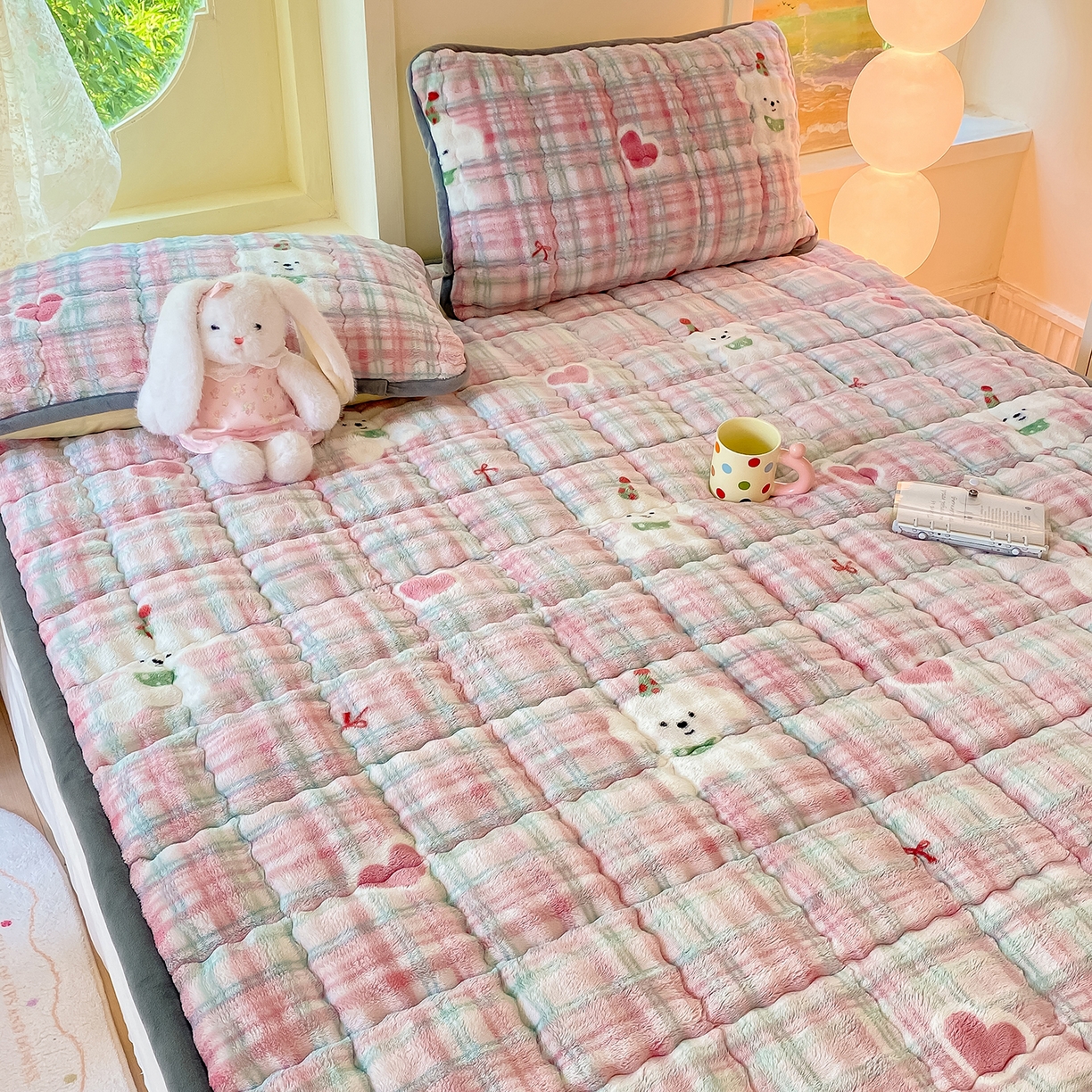 91家纺网 家纺一手货源 找家纺 眠势力 2025新款牛奶绒泡泡床垫加绒仿兔毛绒床褥子秋冬保暖珊瑚绒夹棉床护垫 格子小熊