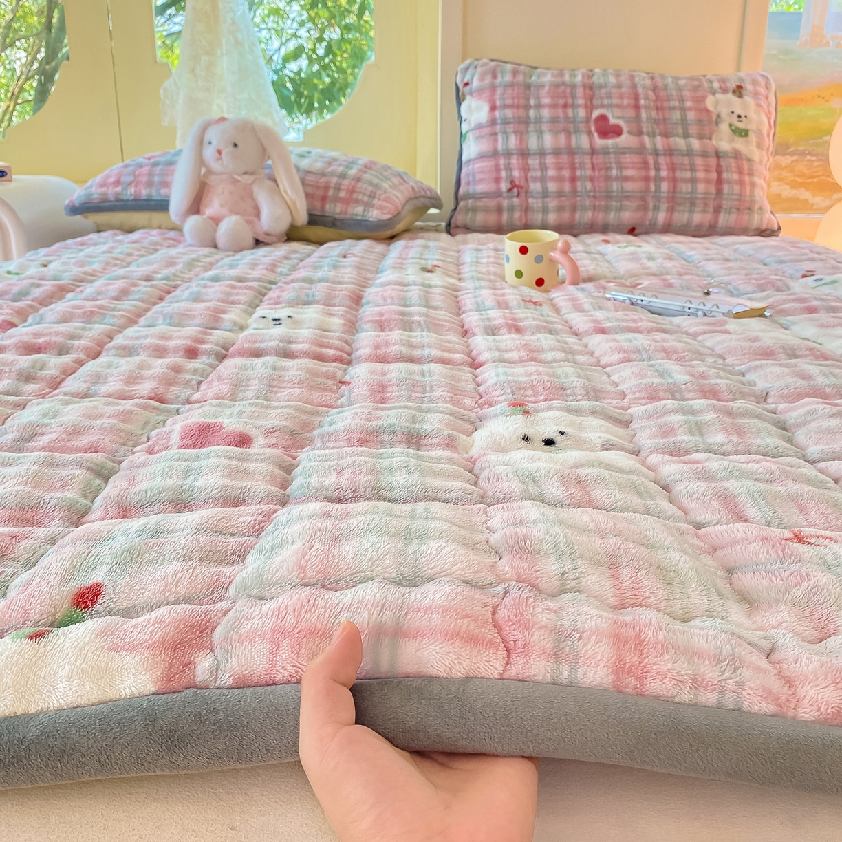 91家纺网 家纺一手货源 找家纺 眠势力 2025新款牛奶绒泡泡床垫加绒仿兔毛绒床褥子秋冬保暖珊瑚绒夹棉床护垫 格子小熊