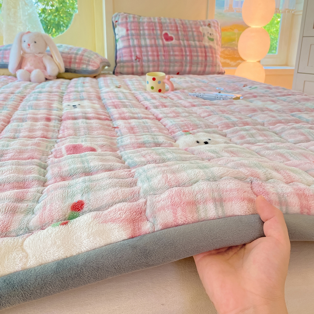 91家纺网 家纺一手货源 找家纺 眠势力 2025新款牛奶绒泡泡床垫加绒仿兔毛绒床褥子秋冬保暖珊瑚绒夹棉床护垫 格子小熊