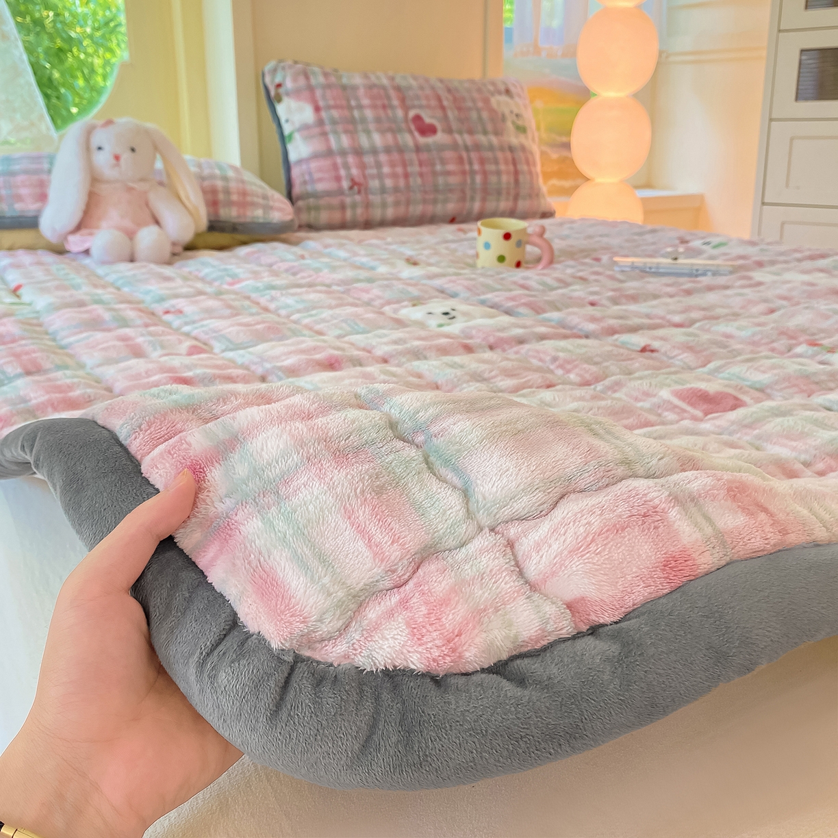 91家纺网 家纺一手货源 找家纺 眠势力 2025新款牛奶绒泡泡床垫加绒仿兔毛绒床褥子秋冬保暖珊瑚绒夹棉床护垫 格子小熊