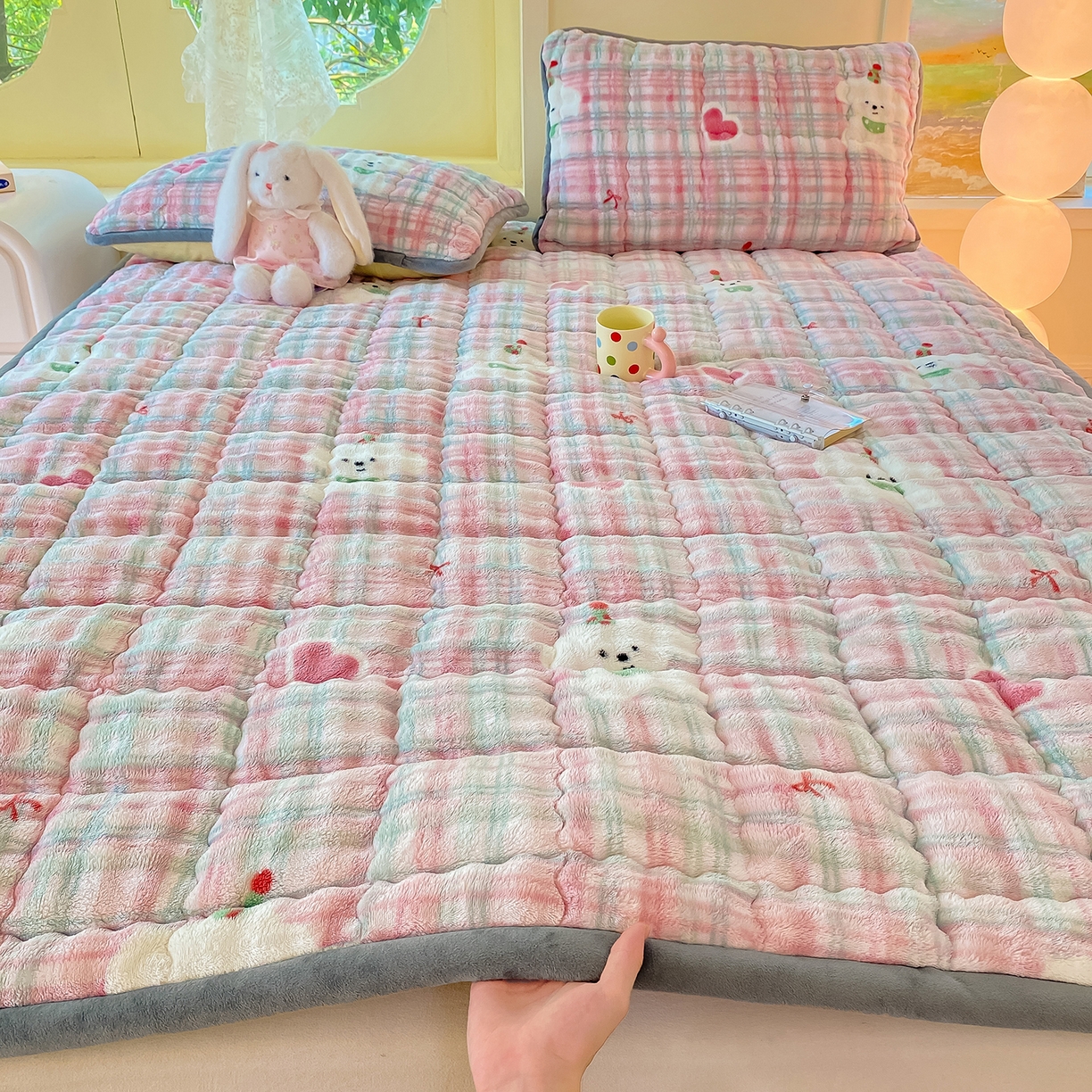 91家纺网 家纺一手货源 找家纺 眠势力 2025新款牛奶绒泡泡床垫加绒仿兔毛绒床褥子秋冬保暖珊瑚绒夹棉床护垫 格子小熊