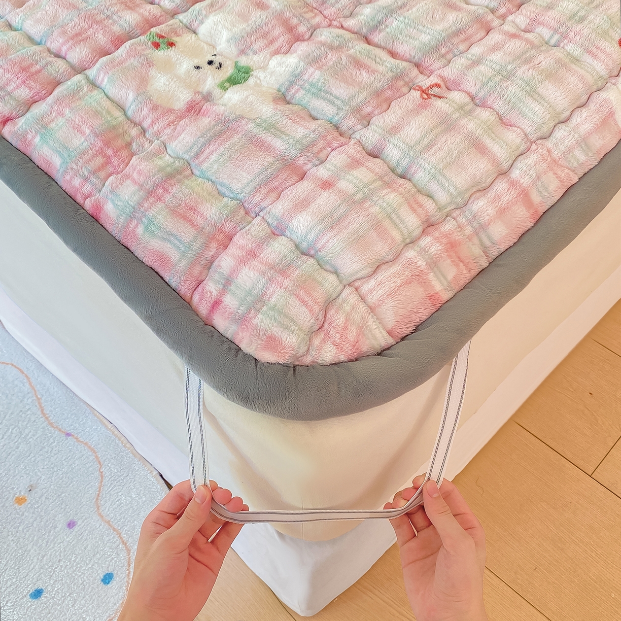 91家纺网 家纺一手货源 找家纺 眠势力 2025新款牛奶绒泡泡床垫加绒仿兔毛绒床褥子秋冬保暖珊瑚绒夹棉床护垫 格子小熊