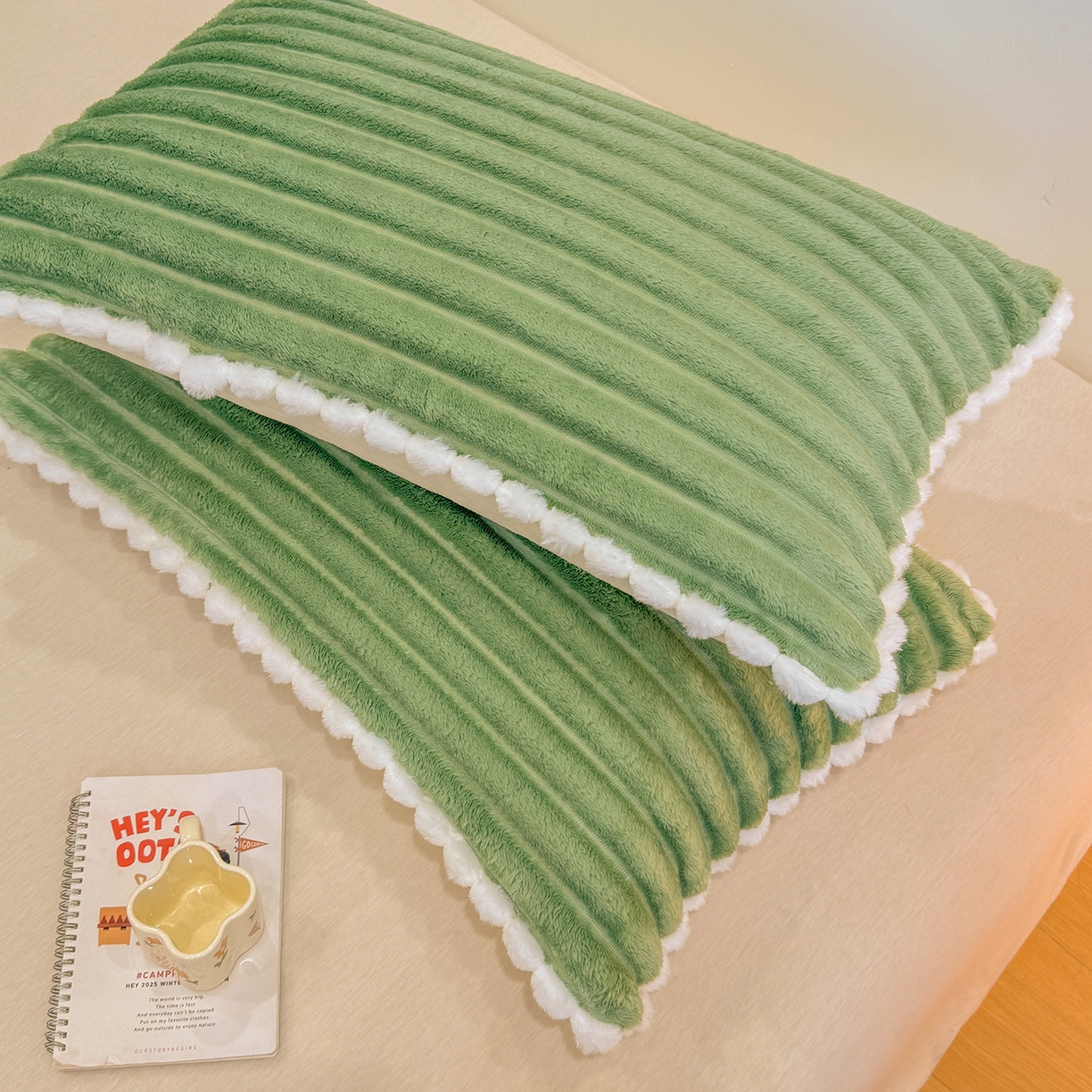 91家纺网 家纺一手货源 找家纺 眠势力 2025新款高克重牛奶绒球球枕套抽条兔毛绒小毛球加厚雪球枕头套拉链款 云朵雪球毯-绿