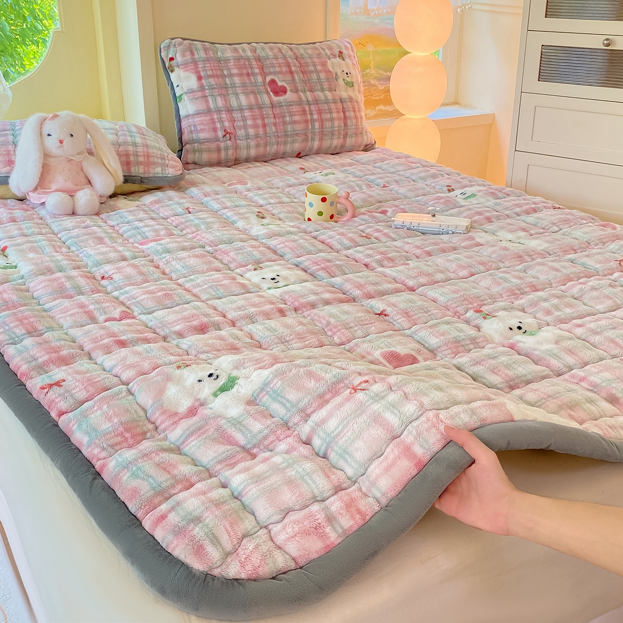 91家纺网 家纺一手货源 找家纺 眠势力 2025新款牛奶绒泡泡床垫加绒仿兔毛绒床褥子秋冬保暖珊瑚绒夹棉床护垫 格子小熊