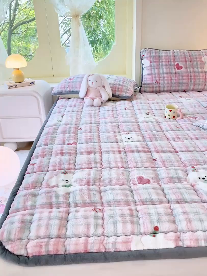 91家纺网 家纺一手货源 找家纺 眠势力 2025新款牛奶绒泡泡床垫加绒仿兔毛绒床褥子秋冬保暖珊瑚绒夹棉床护垫 格子小熊