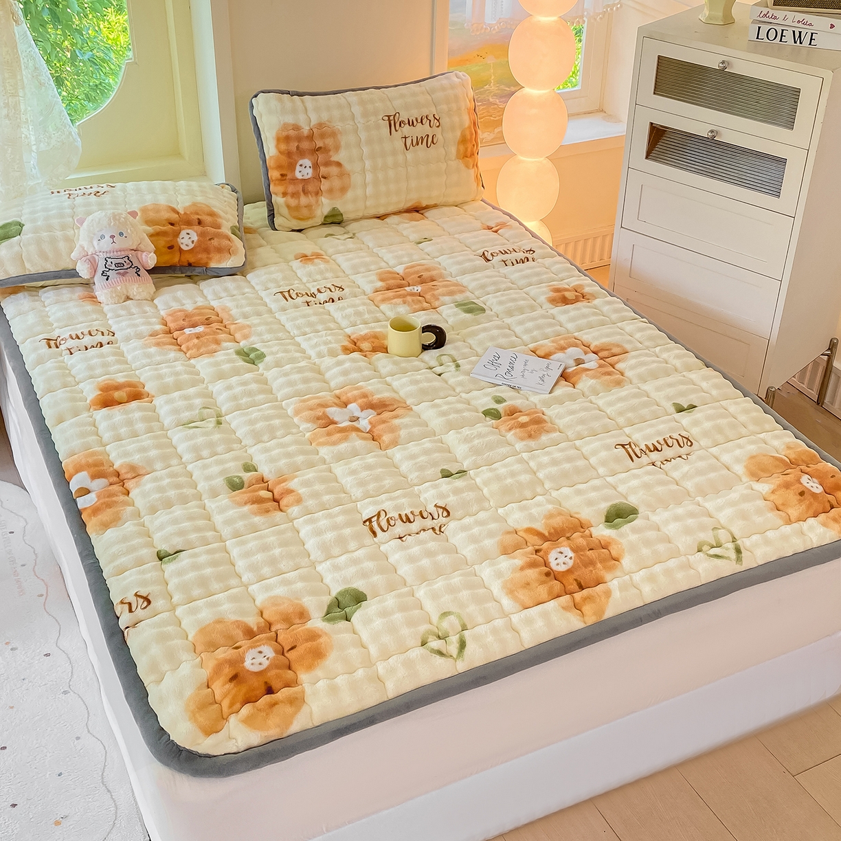 91家纺网 家纺一手货源 找家纺 眠势力 2025新款牛奶绒泡泡床垫加绒仿兔毛绒床褥子秋冬保暖珊瑚绒夹棉床护垫 花样年华