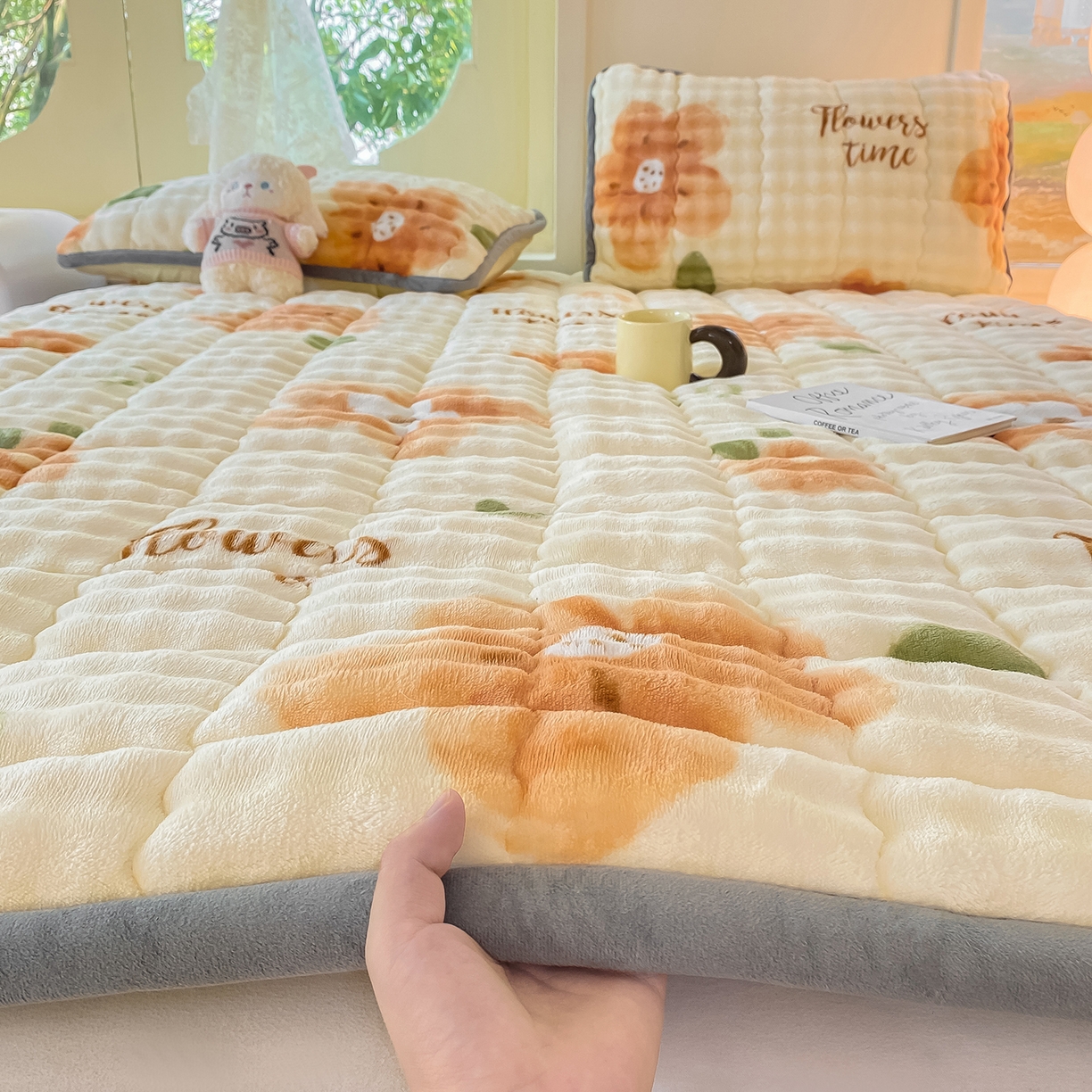 91家纺网 家纺一手货源 找家纺 眠势力 2025新款牛奶绒泡泡床垫加绒仿兔毛绒床褥子秋冬保暖珊瑚绒夹棉床护垫 花样年华