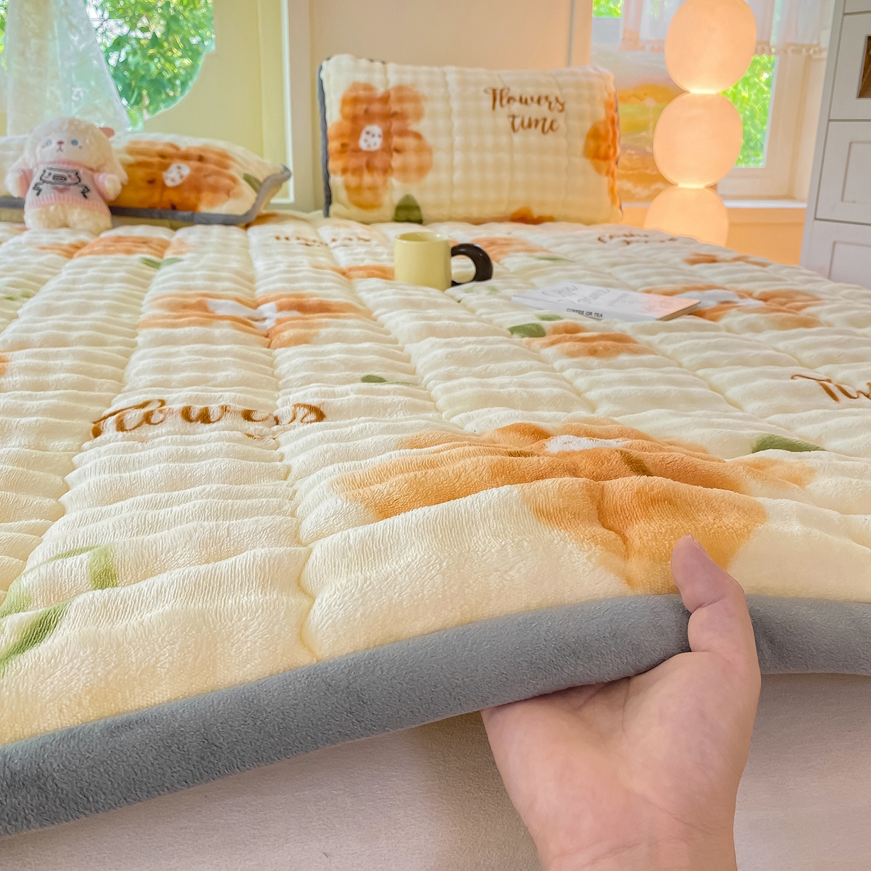 91家纺网 家纺一手货源 找家纺 眠势力 2025新款牛奶绒泡泡床垫加绒仿兔毛绒床褥子秋冬保暖珊瑚绒夹棉床护垫 花样年华