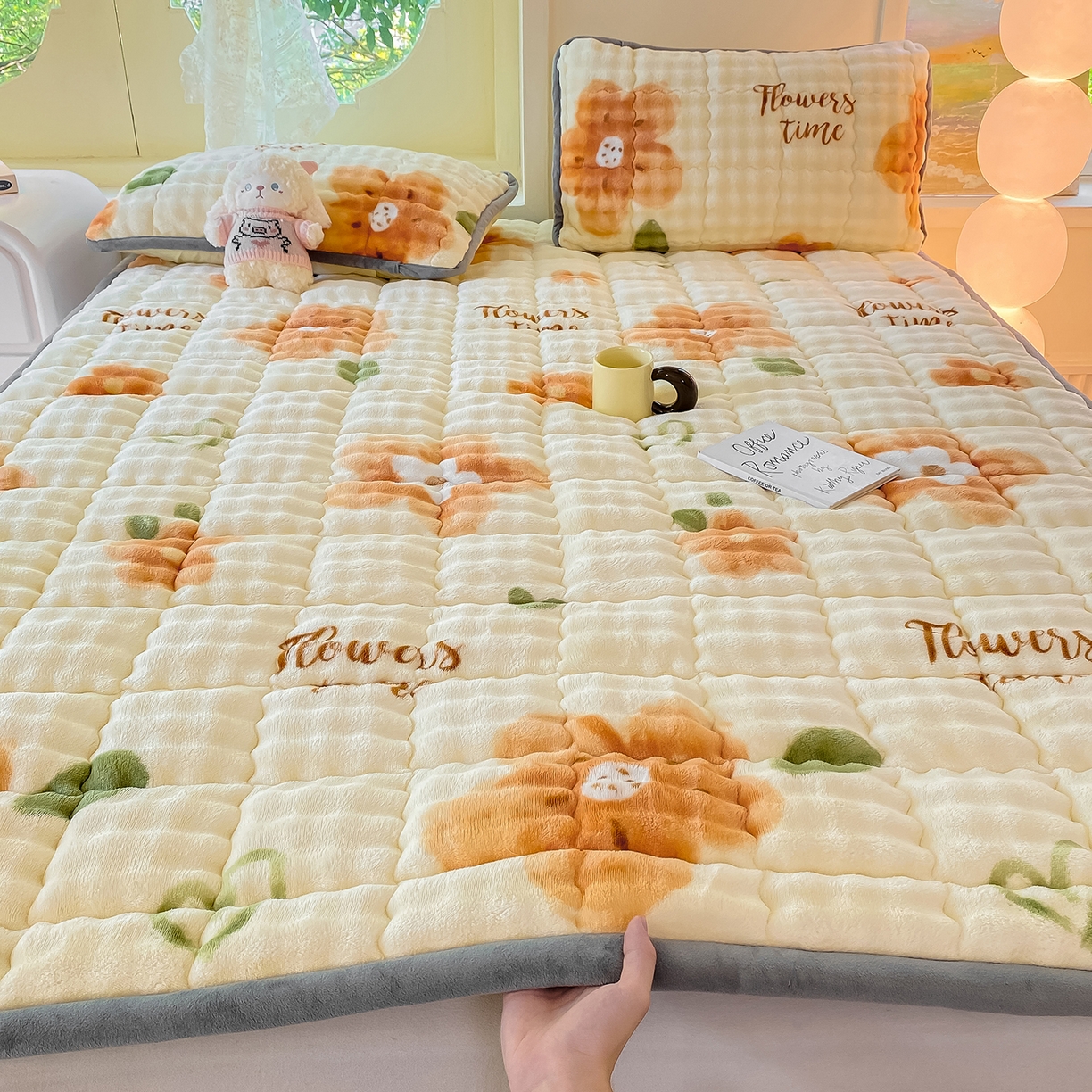 91家纺网 家纺一手货源 找家纺 眠势力 2025新款牛奶绒泡泡床垫加绒仿兔毛绒床褥子秋冬保暖珊瑚绒夹棉床护垫 花样年华