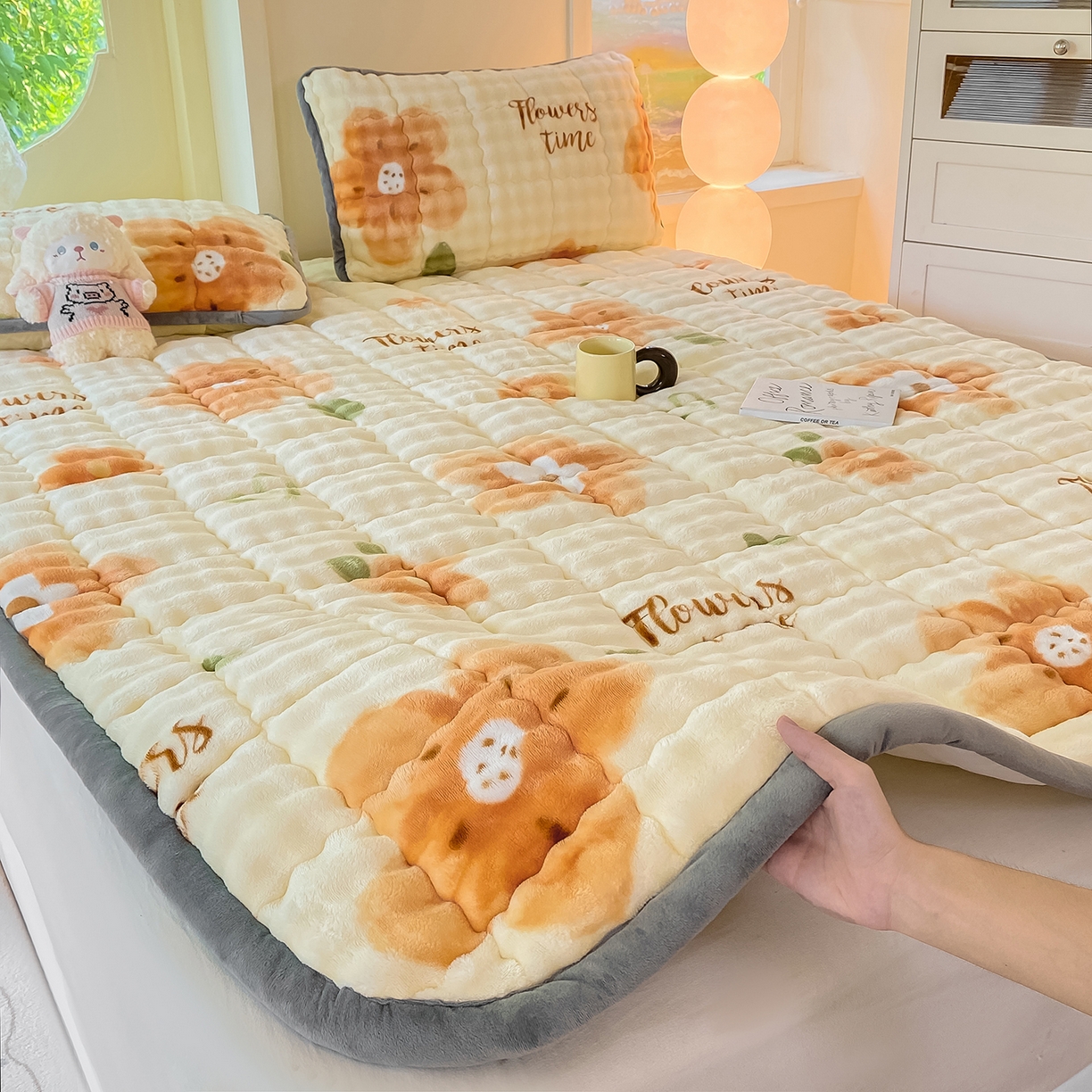 91家纺网 家纺一手货源 找家纺 眠势力 2025新款牛奶绒泡泡床垫加绒仿兔毛绒床褥子秋冬保暖珊瑚绒夹棉床护垫 花样年华