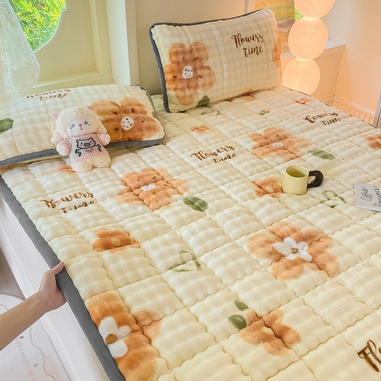 91家纺网 家纺一手货源 找家纺 眠势力 2025新款牛奶绒泡泡床垫加绒仿兔毛绒床褥子秋冬保暖珊瑚绒夹棉床护垫 花样年华