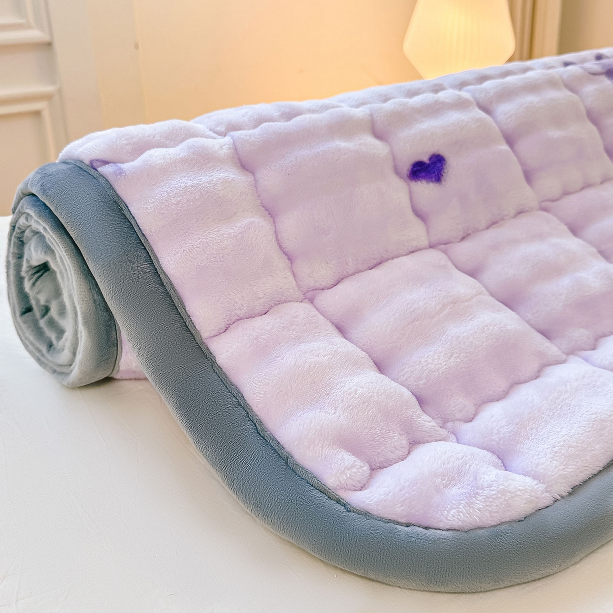 91家纺网 家纺一手货源 找家纺 眠势力 2025新款牛奶绒泡泡床垫加绒仿兔毛绒床褥子秋冬保暖珊瑚绒夹棉床护垫 罗曼情节