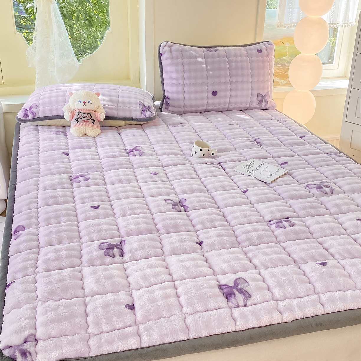 91家纺网 家纺一手货源 找家纺 眠势力 2025新款牛奶绒泡泡床垫加绒仿兔毛绒床褥子秋冬保暖珊瑚绒夹棉床护垫 罗曼情节