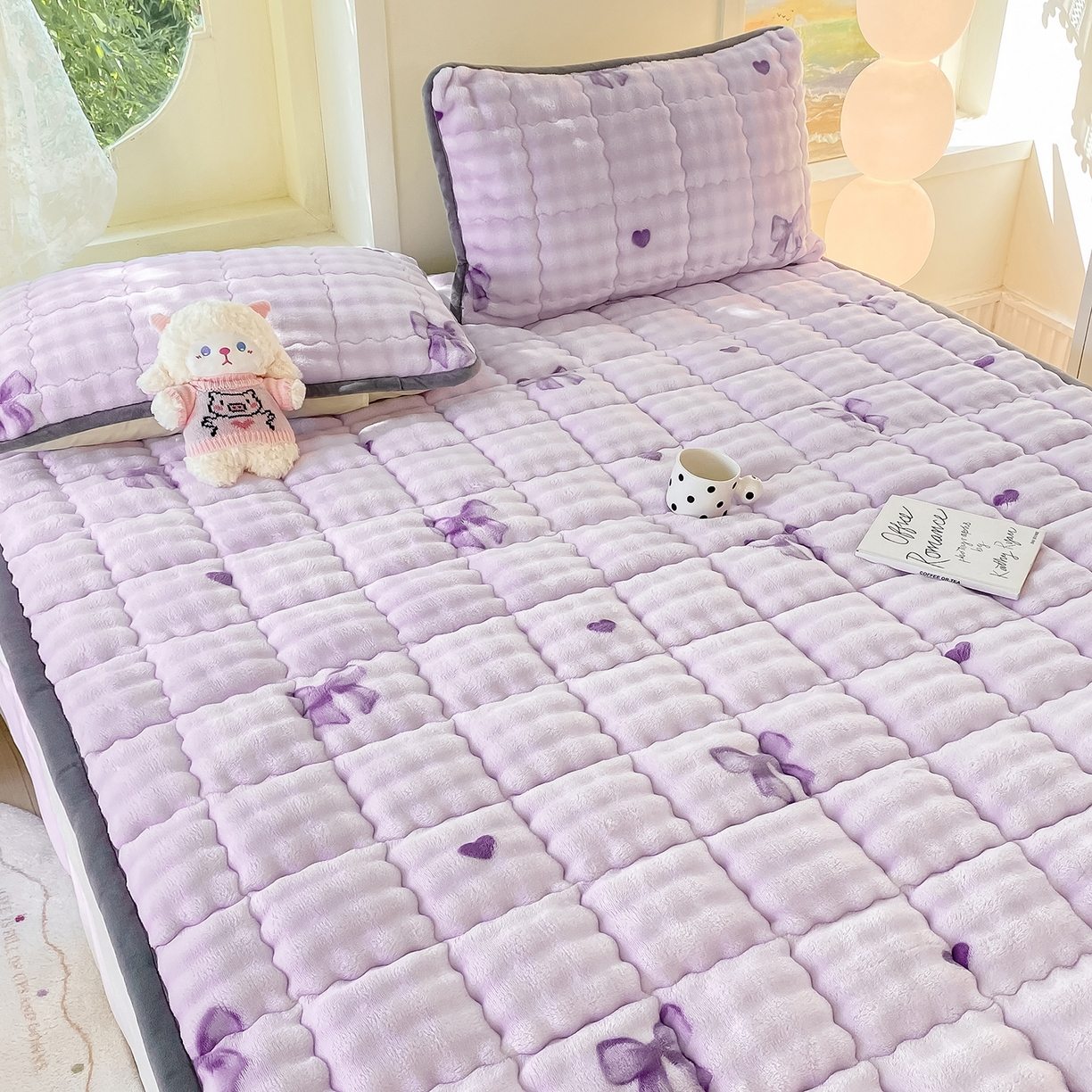 91家纺网 家纺一手货源 找家纺 眠势力 2025新款牛奶绒泡泡床垫加绒仿兔毛绒床褥子秋冬保暖珊瑚绒夹棉床护垫 罗曼情节