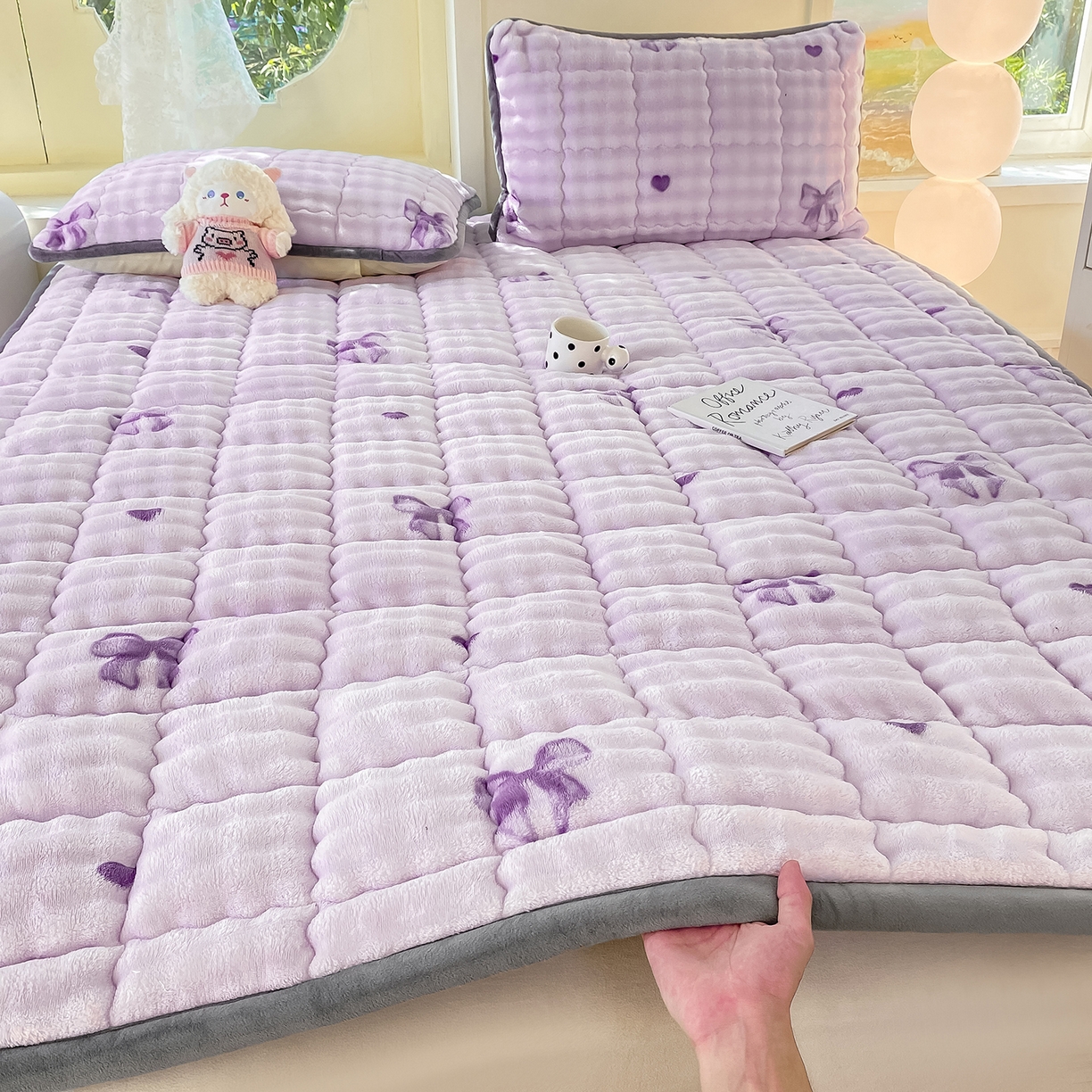 91家纺网 家纺一手货源 找家纺 眠势力 2025新款牛奶绒泡泡床垫加绒仿兔毛绒床褥子秋冬保暖珊瑚绒夹棉床护垫 罗曼情节