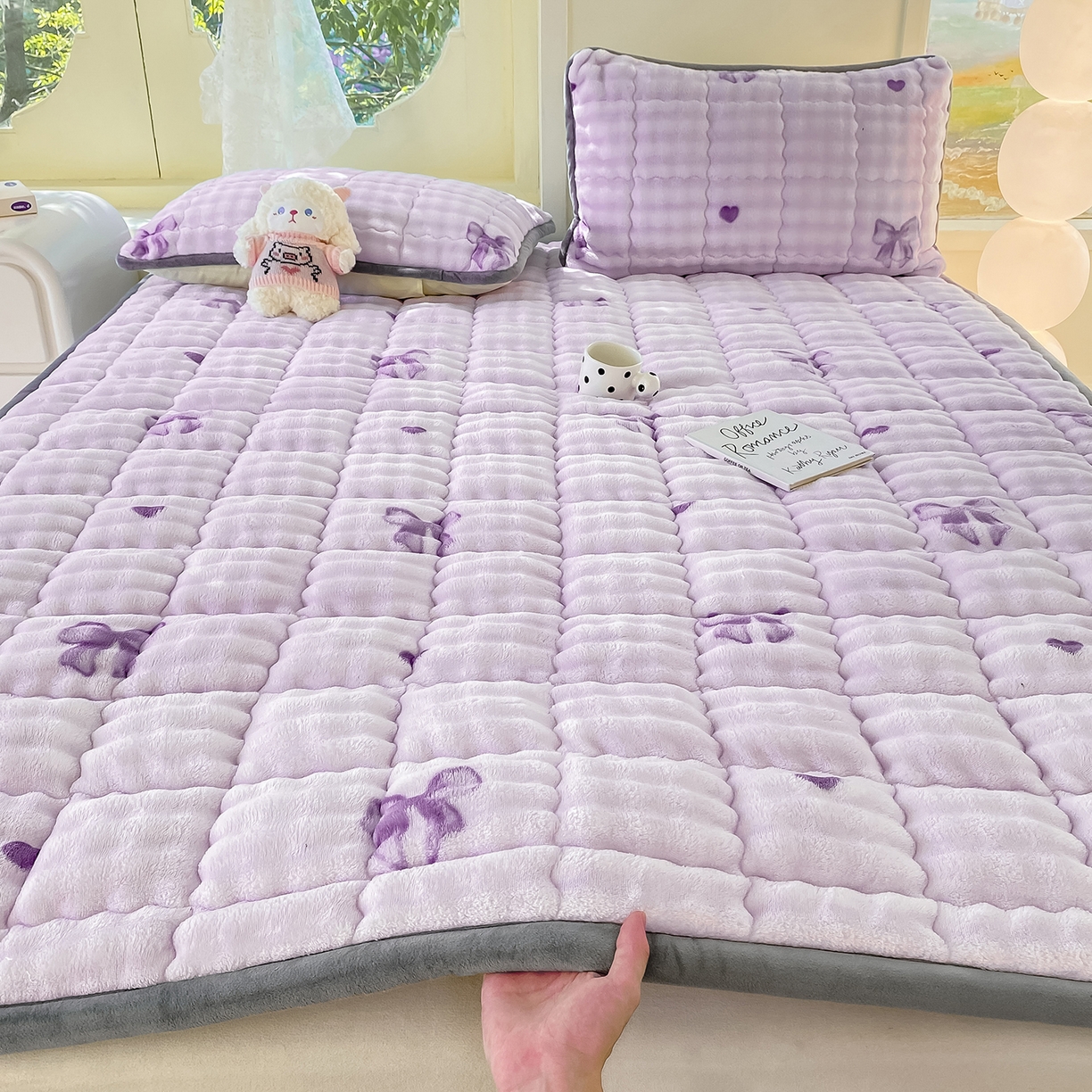 91家纺网 家纺一手货源 找家纺 眠势力 2025新款牛奶绒泡泡床垫加绒仿兔毛绒床褥子秋冬保暖珊瑚绒夹棉床护垫 罗曼情节