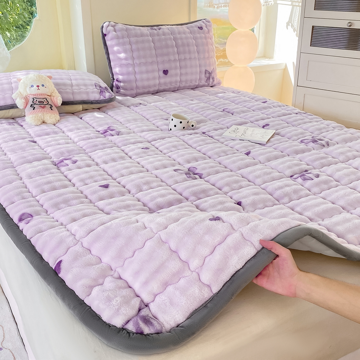 91家纺网 家纺一手货源 找家纺 眠势力 2025新款牛奶绒泡泡床垫加绒仿兔毛绒床褥子秋冬保暖珊瑚绒夹棉床护垫 罗曼情节