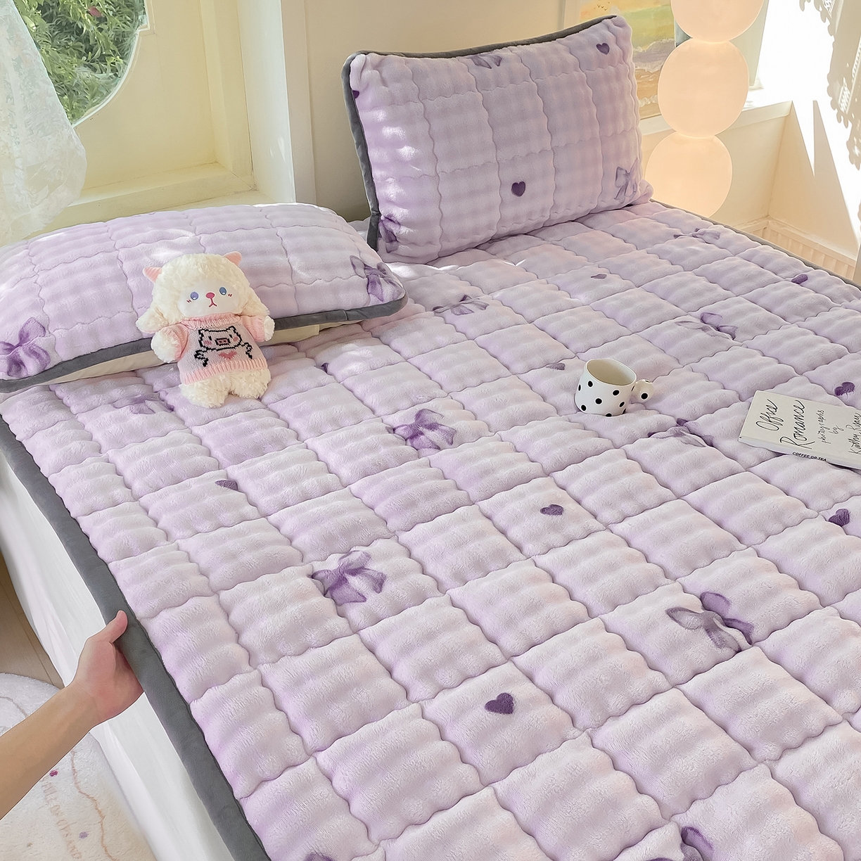 91家纺网 家纺一手货源 找家纺 眠势力 2025新款牛奶绒泡泡床垫加绒仿兔毛绒床褥子秋冬保暖珊瑚绒夹棉床护垫 罗曼情节