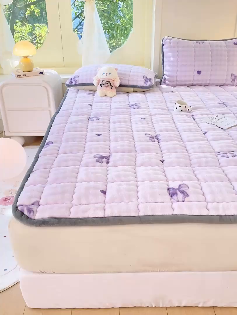 91家纺网 家纺一手货源 找家纺 眠势力 2025新款牛奶绒泡泡床垫加绒仿兔毛绒床褥子秋冬保暖珊瑚绒夹棉床护垫 罗曼情节