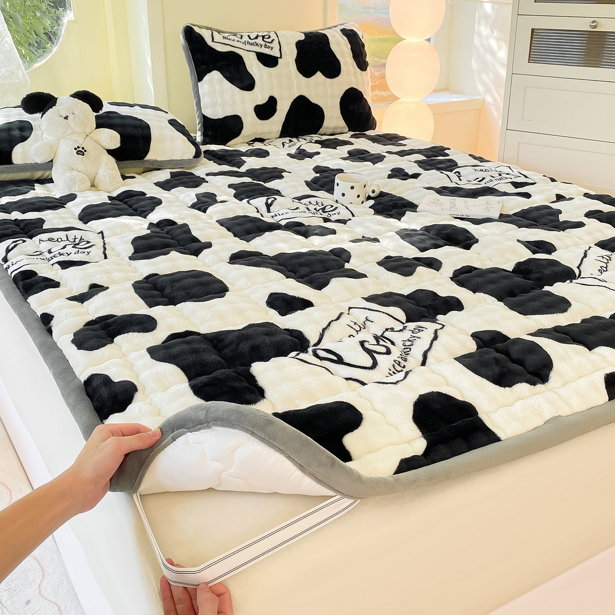 91家纺网 家纺一手货源 找家纺 眠势力 2025新款牛奶绒泡泡床垫加绒仿兔毛绒床褥子秋冬保暖珊瑚绒夹棉床护垫 奶牛