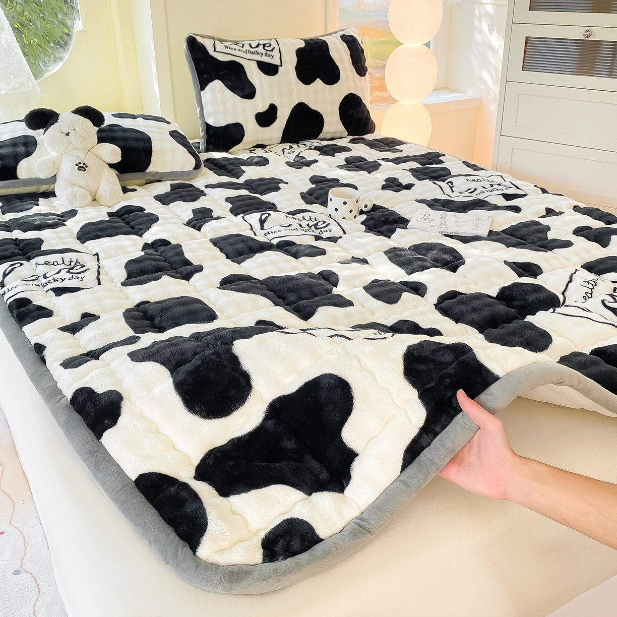 91家纺网 家纺一手货源 找家纺 眠势力 2025新款牛奶绒泡泡床垫加绒仿兔毛绒床褥子秋冬保暖珊瑚绒夹棉床护垫 奶牛