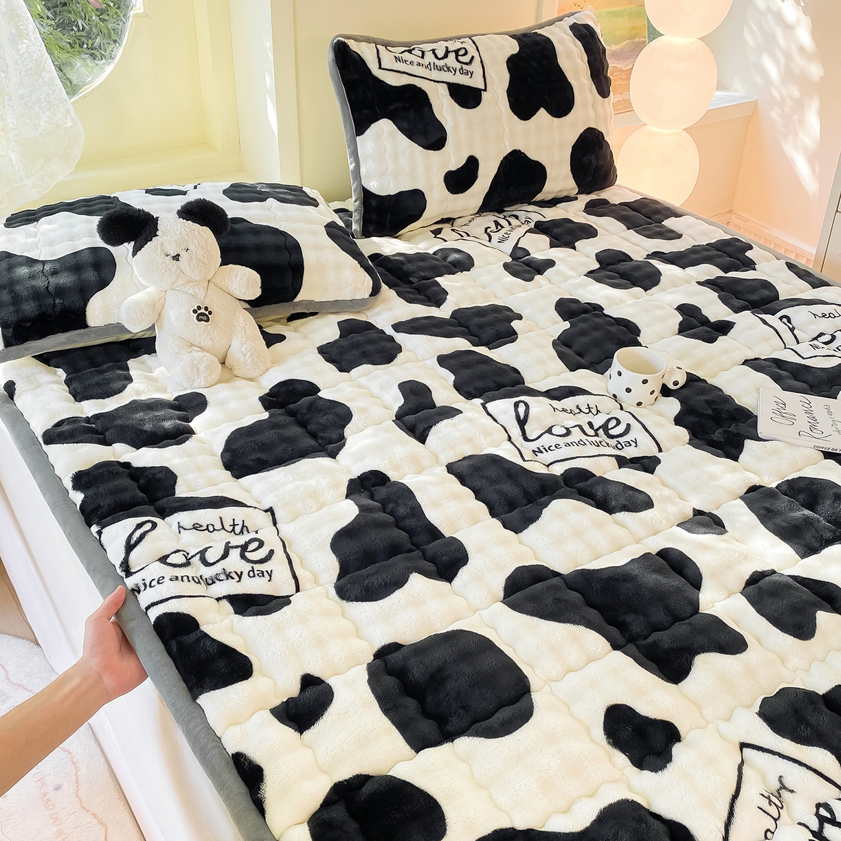 91家纺网 家纺一手货源 找家纺 眠势力 2025新款牛奶绒泡泡床垫加绒仿兔毛绒床褥子秋冬保暖珊瑚绒夹棉床护垫 奶牛