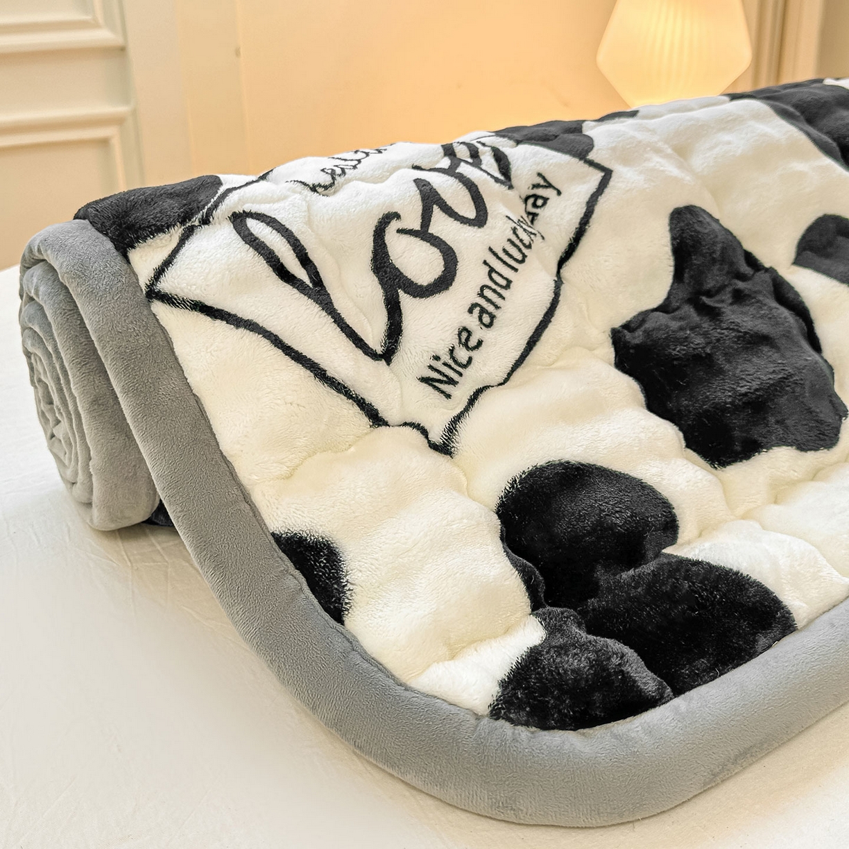 91家纺网 家纺一手货源 找家纺 眠势力 2025新款牛奶绒泡泡床垫加绒仿兔毛绒床褥子秋冬保暖珊瑚绒夹棉床护垫 奶牛