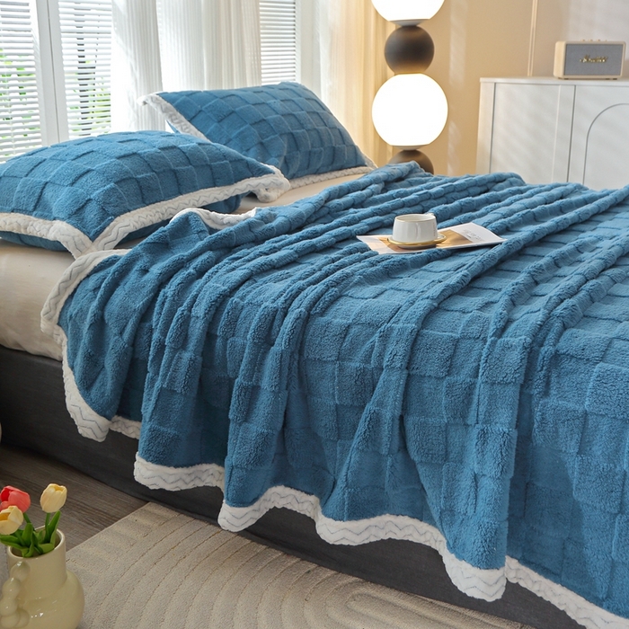 91家纺网 家纺一手货源 找家纺 栩裕纺织 2025新款意大利面包格毛毯-包边款 面包格包边款-孔雀蓝