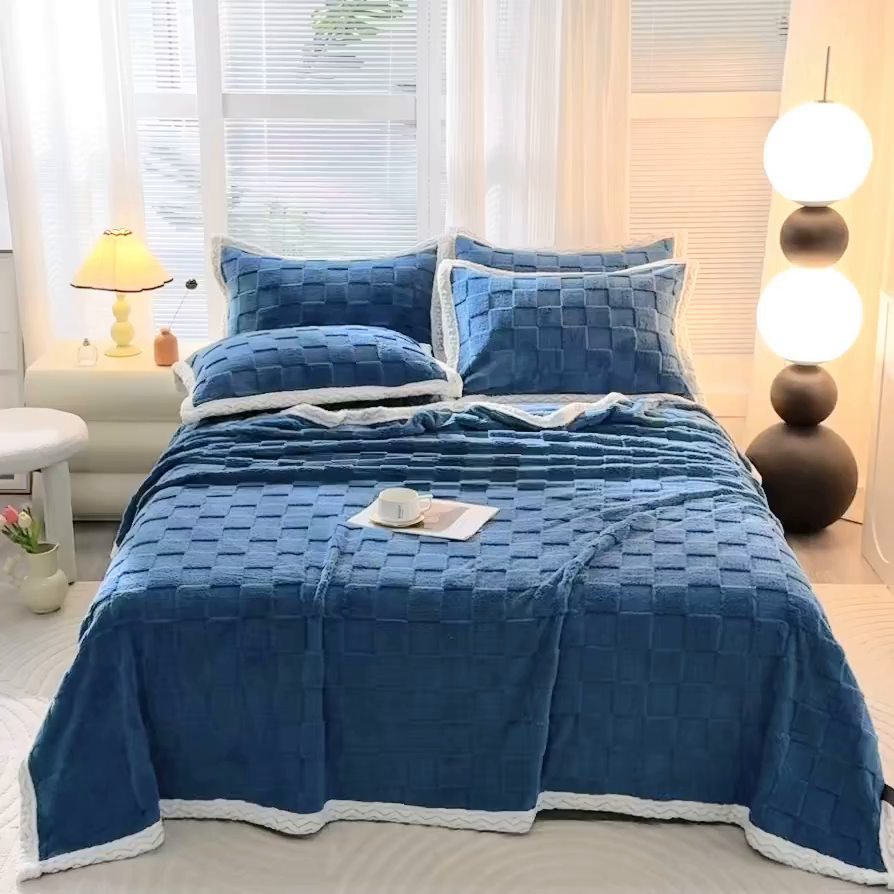 91家纺网 家纺一手货源 找家纺 栩裕纺织 2025新款意大利面包格毛毯-包边款 面包格包边款-孔雀蓝