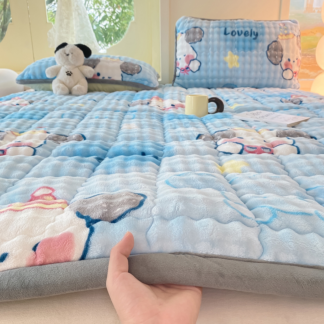 91家纺网 家纺一手货源 找家纺 眠势力 2025新款牛奶绒泡泡床垫加绒仿兔毛绒床褥子秋冬保暖珊瑚绒夹棉床护垫 趴趴狗