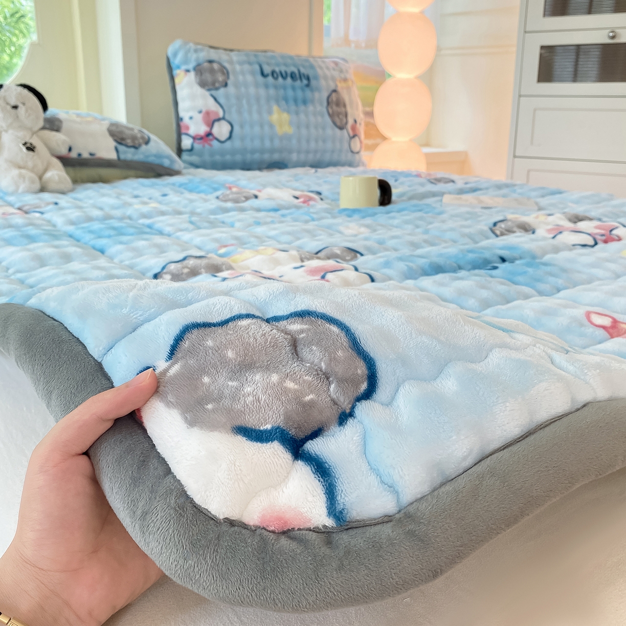 91家纺网 家纺一手货源 找家纺 眠势力 2025新款牛奶绒泡泡床垫加绒仿兔毛绒床褥子秋冬保暖珊瑚绒夹棉床护垫 趴趴狗