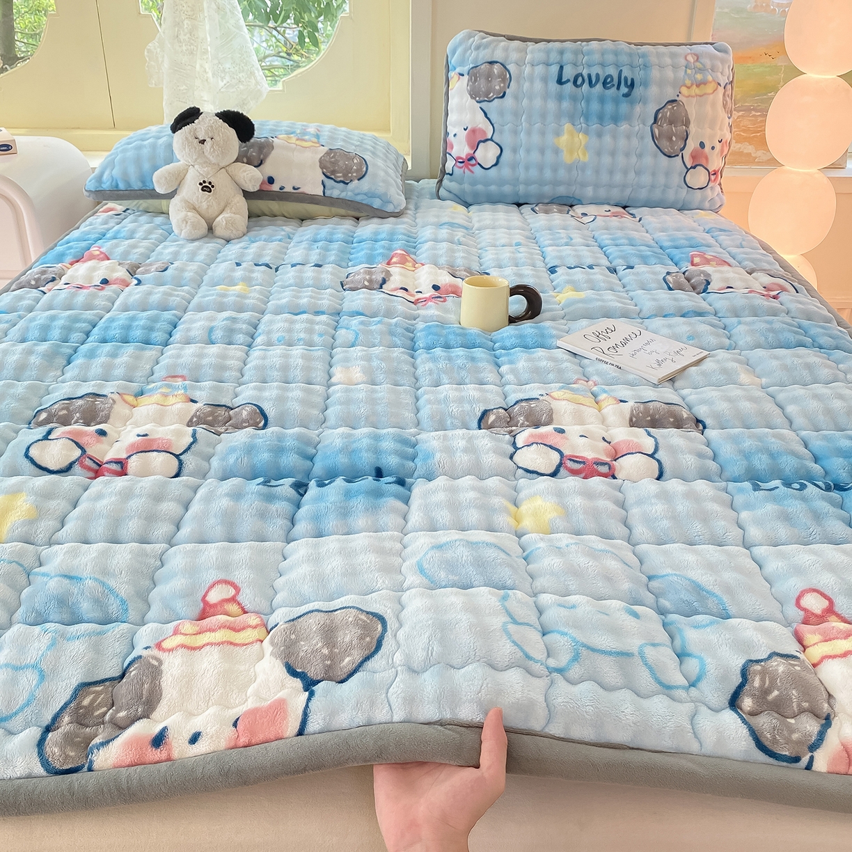 91家纺网 家纺一手货源 找家纺 眠势力 2025新款牛奶绒泡泡床垫加绒仿兔毛绒床褥子秋冬保暖珊瑚绒夹棉床护垫 趴趴狗