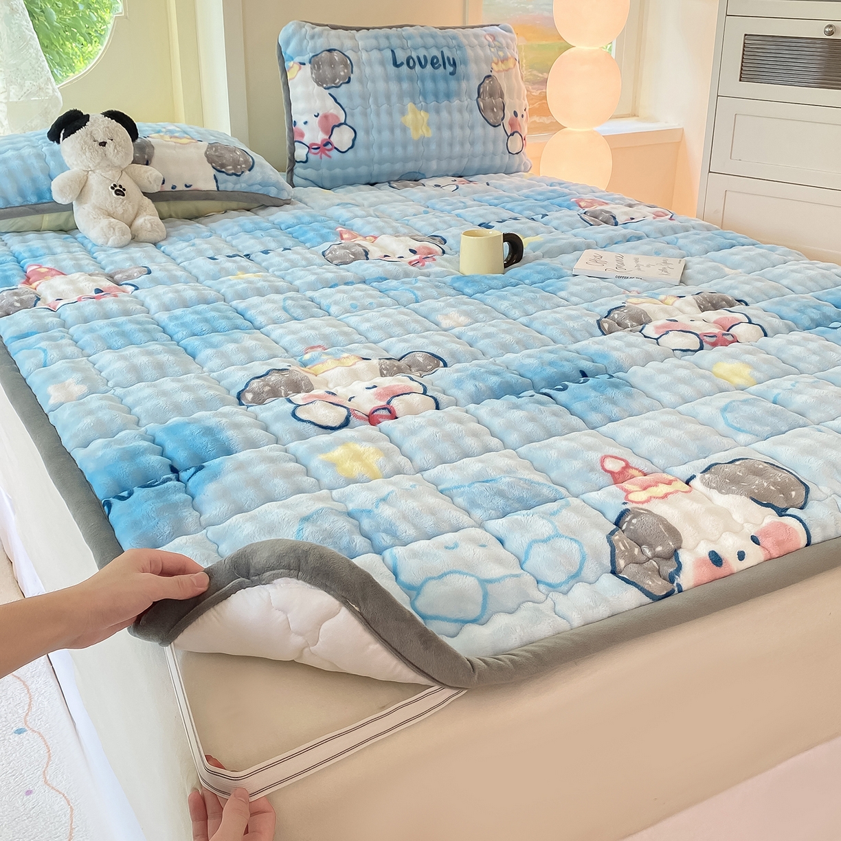 91家纺网 家纺一手货源 找家纺 眠势力 2025新款牛奶绒泡泡床垫加绒仿兔毛绒床褥子秋冬保暖珊瑚绒夹棉床护垫 趴趴狗