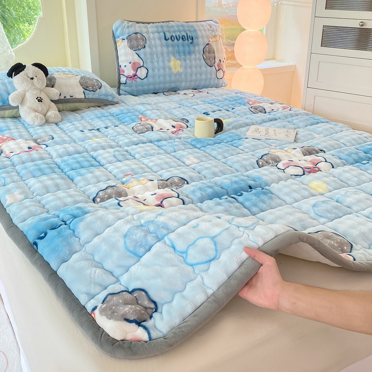 91家纺网 家纺一手货源 找家纺 眠势力 2025新款牛奶绒泡泡床垫加绒仿兔毛绒床褥子秋冬保暖珊瑚绒夹棉床护垫 趴趴狗