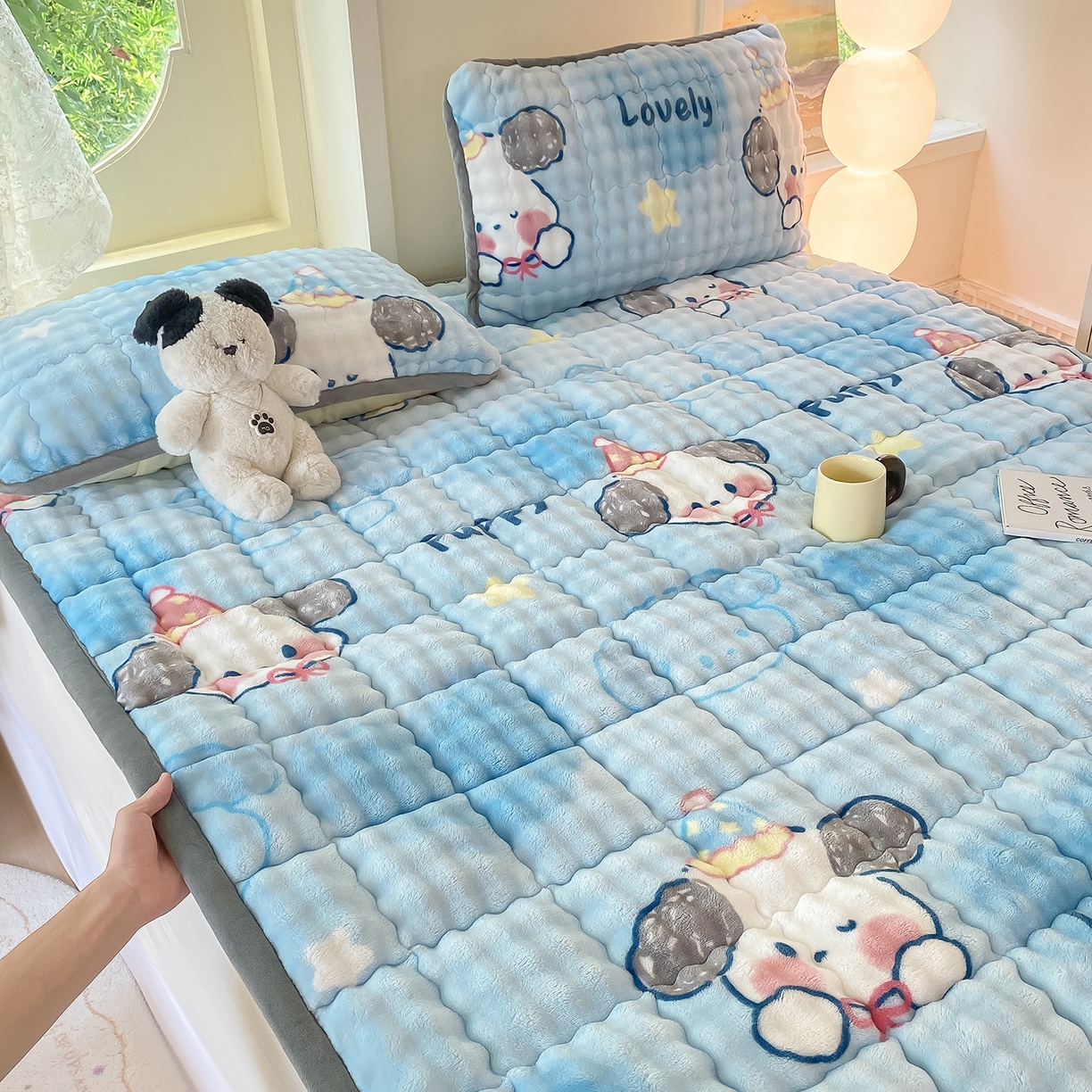 91家纺网 家纺一手货源 找家纺 眠势力 2025新款牛奶绒泡泡床垫加绒仿兔毛绒床褥子秋冬保暖珊瑚绒夹棉床护垫 趴趴狗